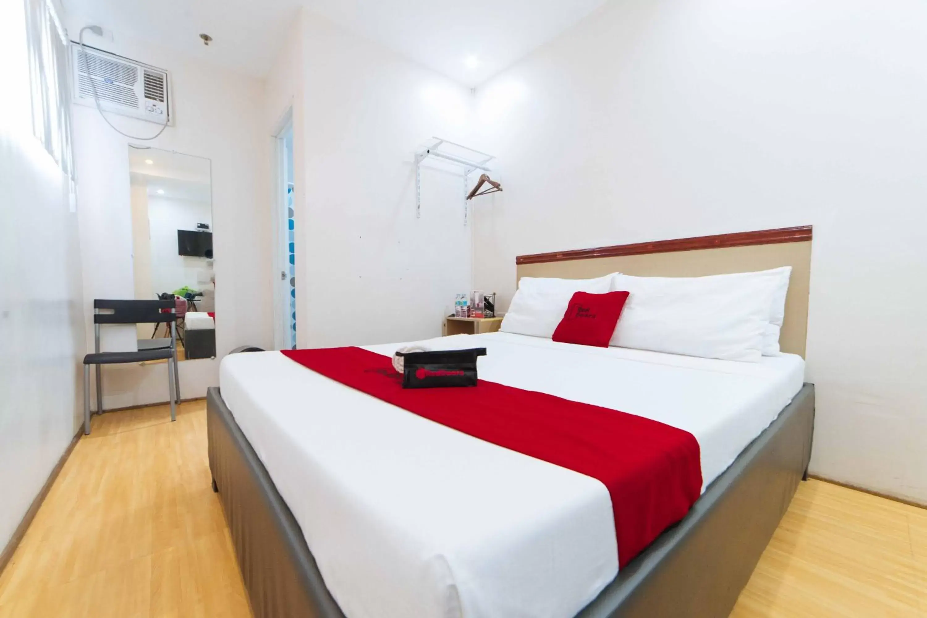 Bedroom, Bed in RedDoorz Plus near SM Lanang Davao - Vaccinated Staff