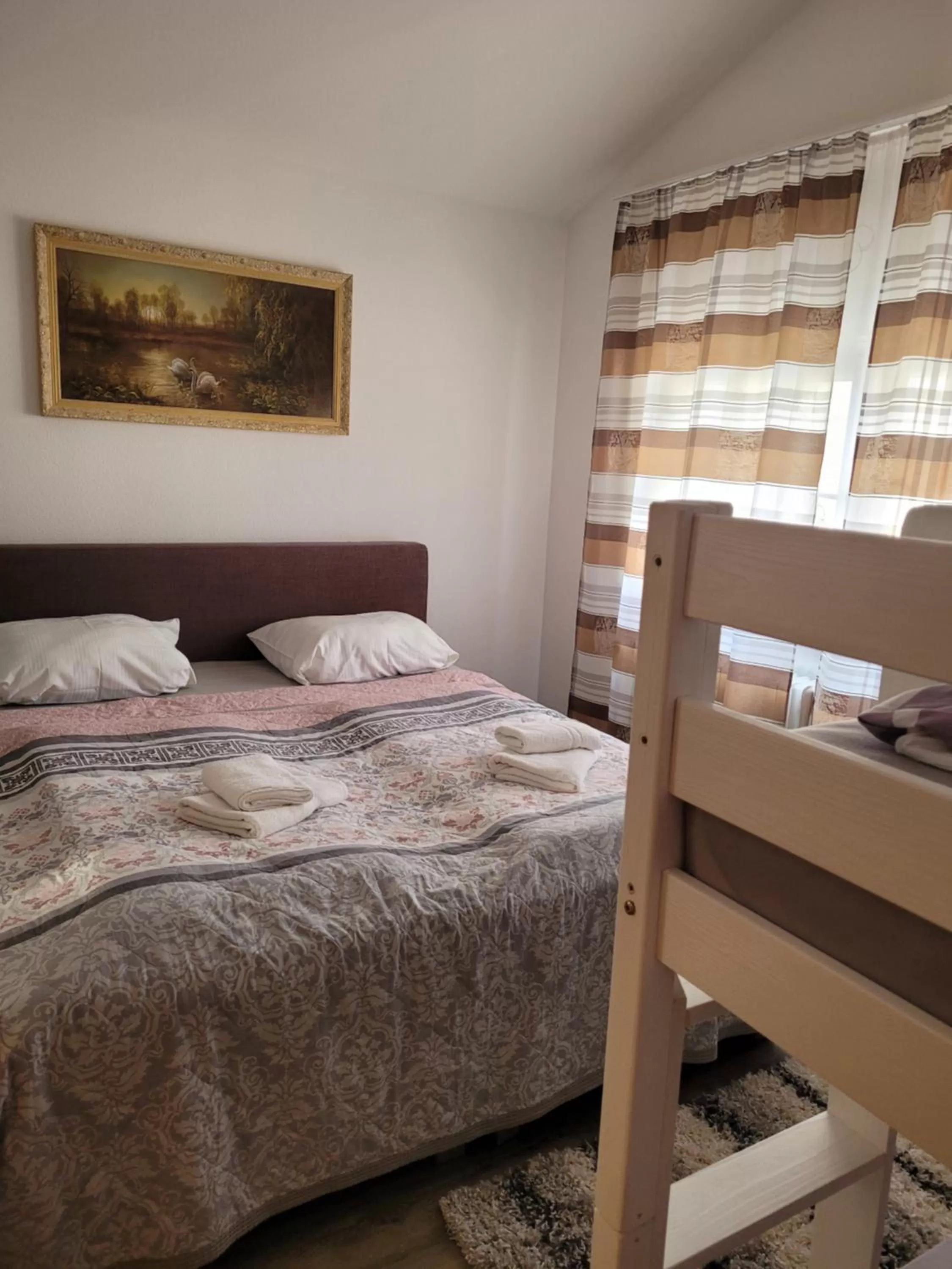 Bedroom, Bed in King Panorama mit Netflix