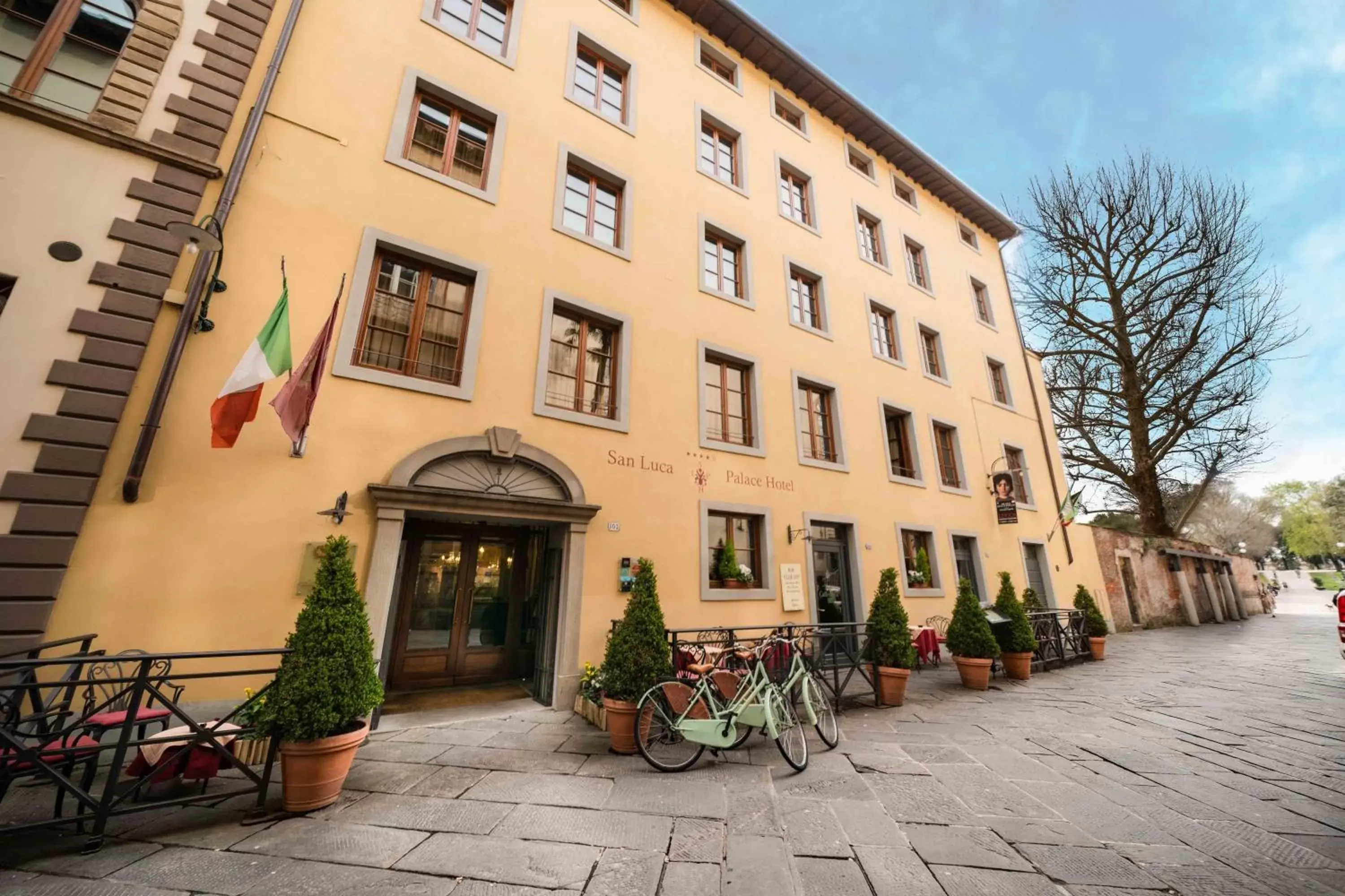 Facade/entrance, Property Building in San Luca Palace