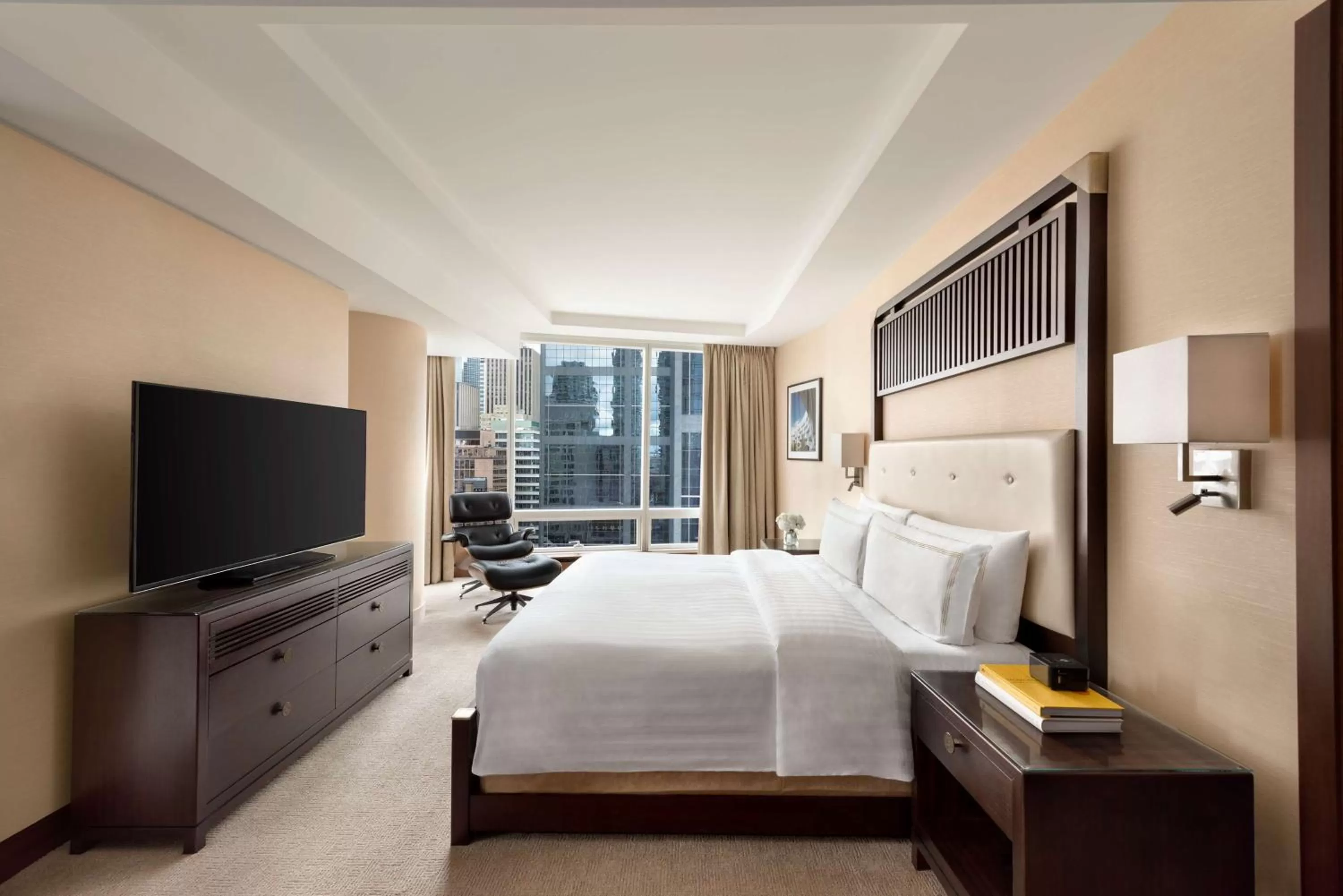 Photo of the whole room, Bed in Shangri-La Toronto