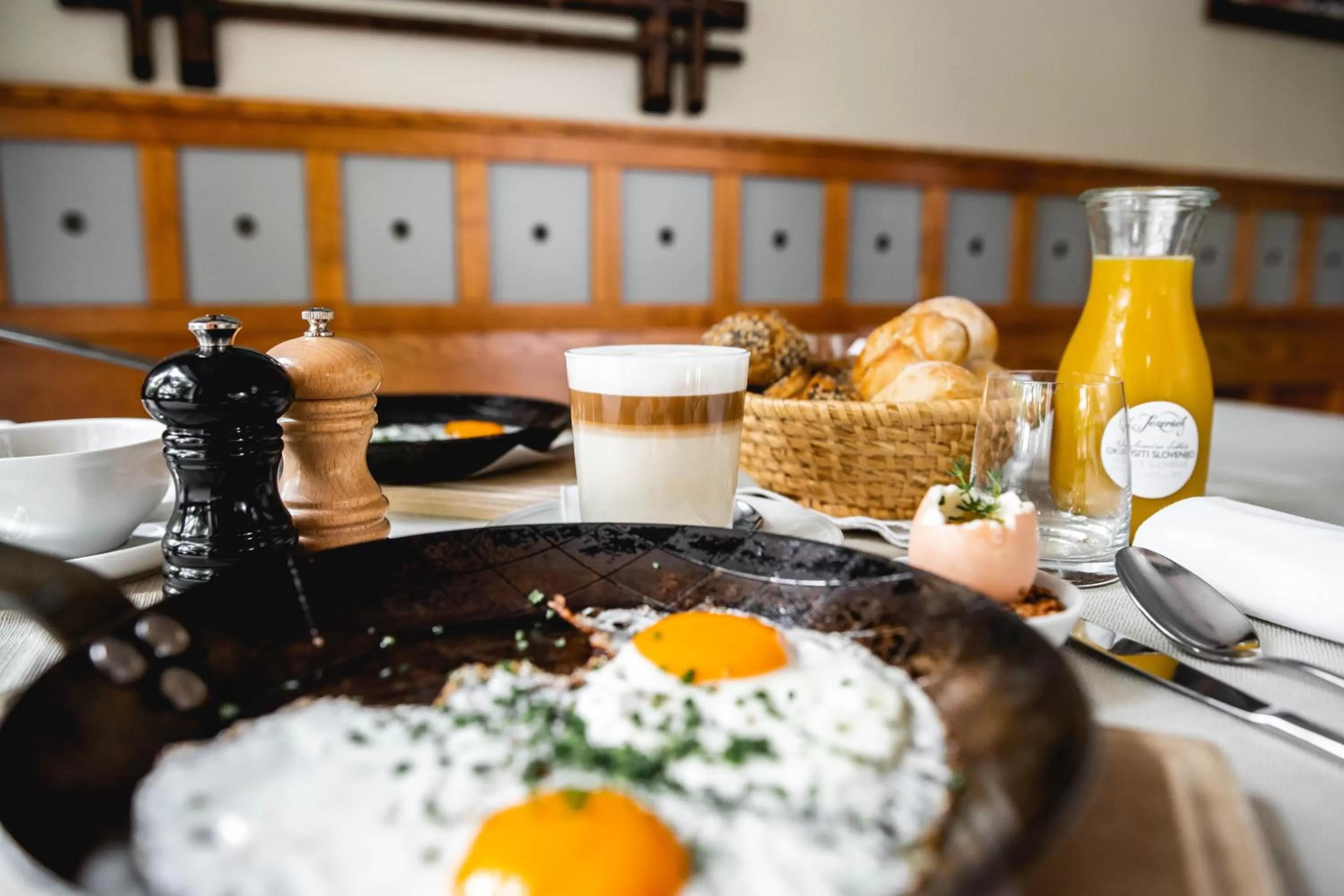 Food and drinks in Hotel Dvor Jezersek Brnik