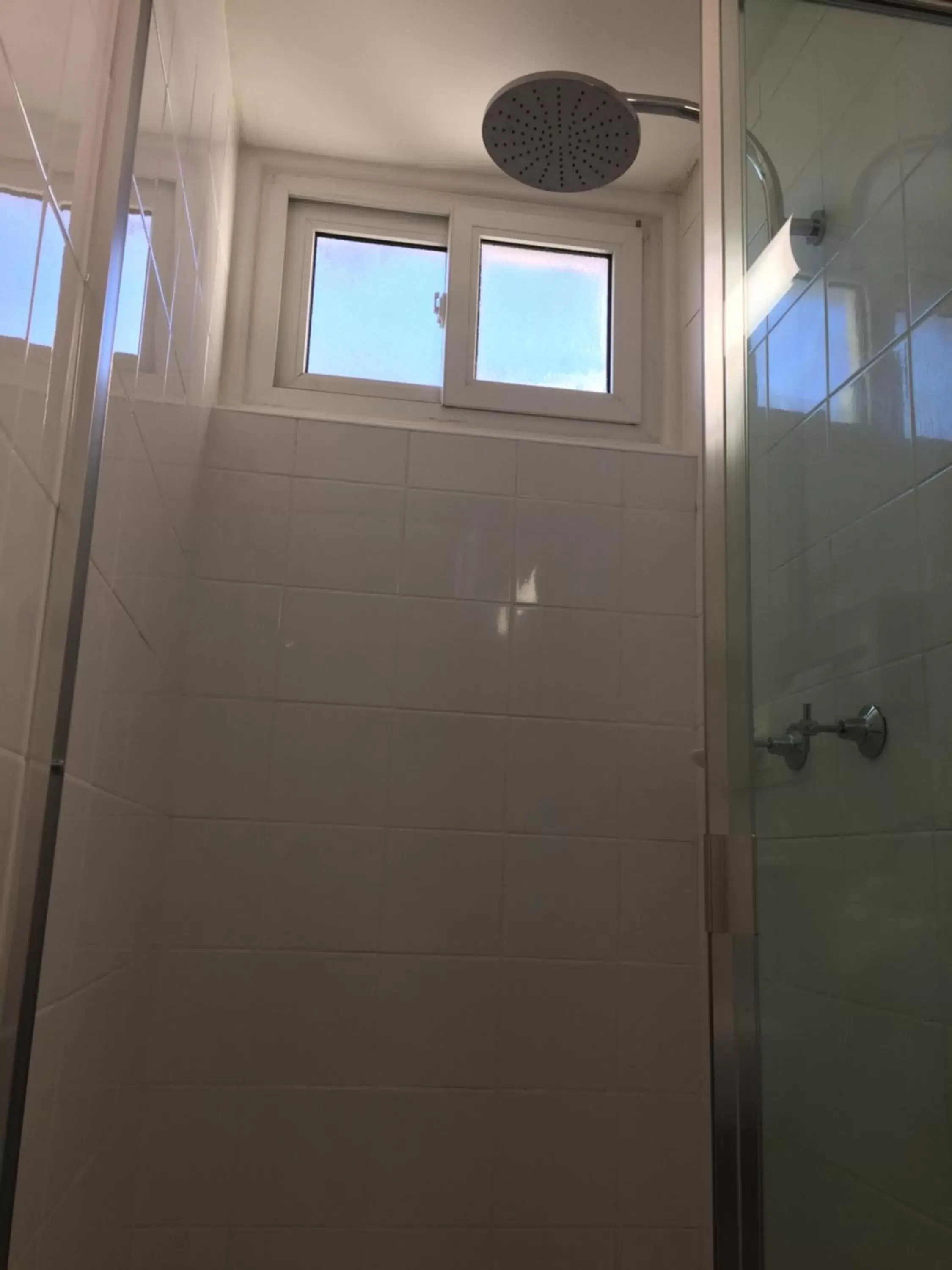 Shower, Bathroom in Edgecliff Lodge Motel