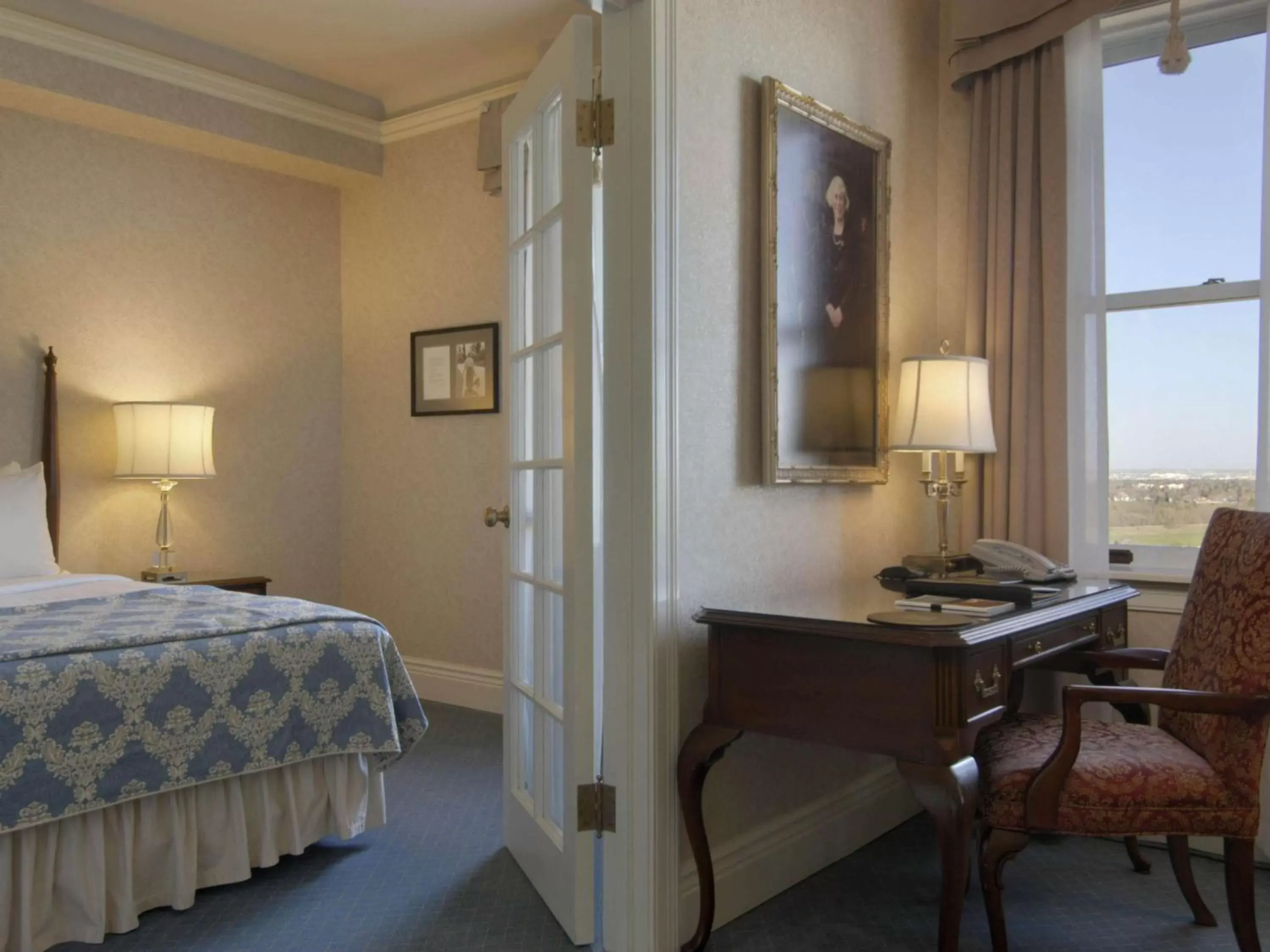 Photo of the whole room, Bed in Fairmont Hotel Macdonald