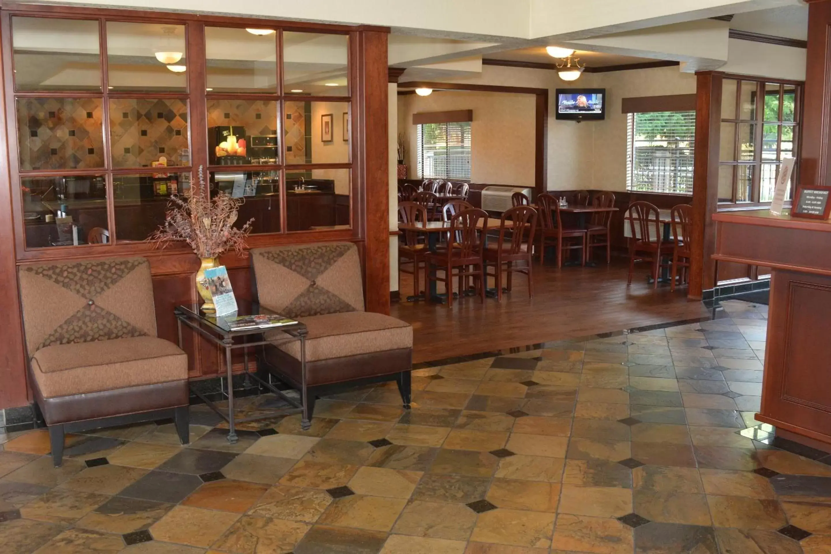 Restaurant/Places to Eat in Baymont by Wyndham Yakima Riverfront