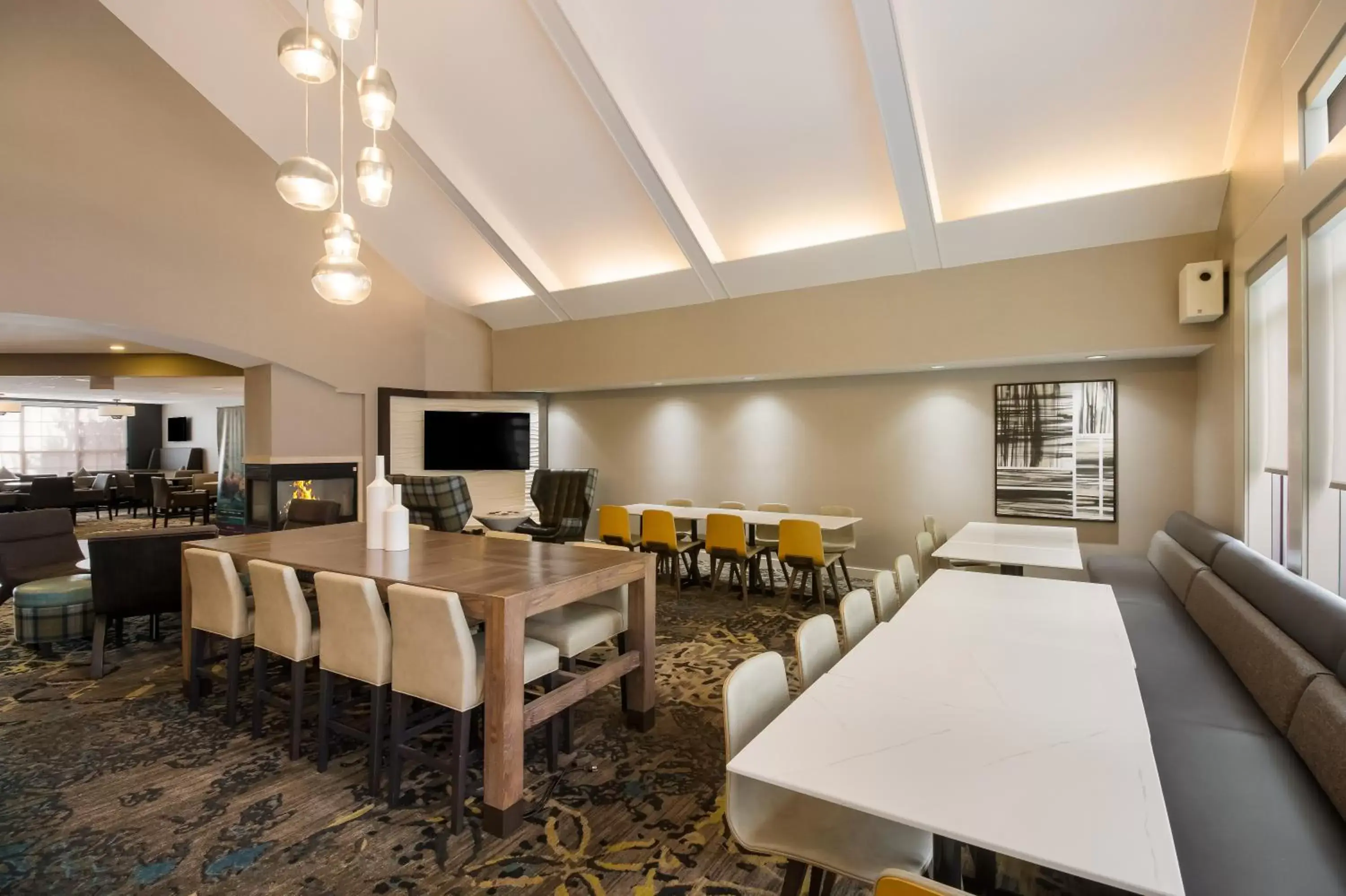 Communal lounge/ TV room in Sonesta ES Suites Dallas Richardson
