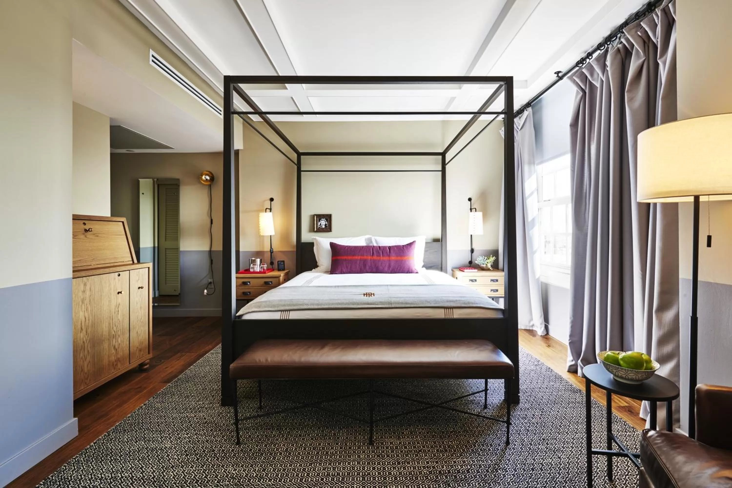 Photo of the whole room, Bed in The Hollywood Roosevelt