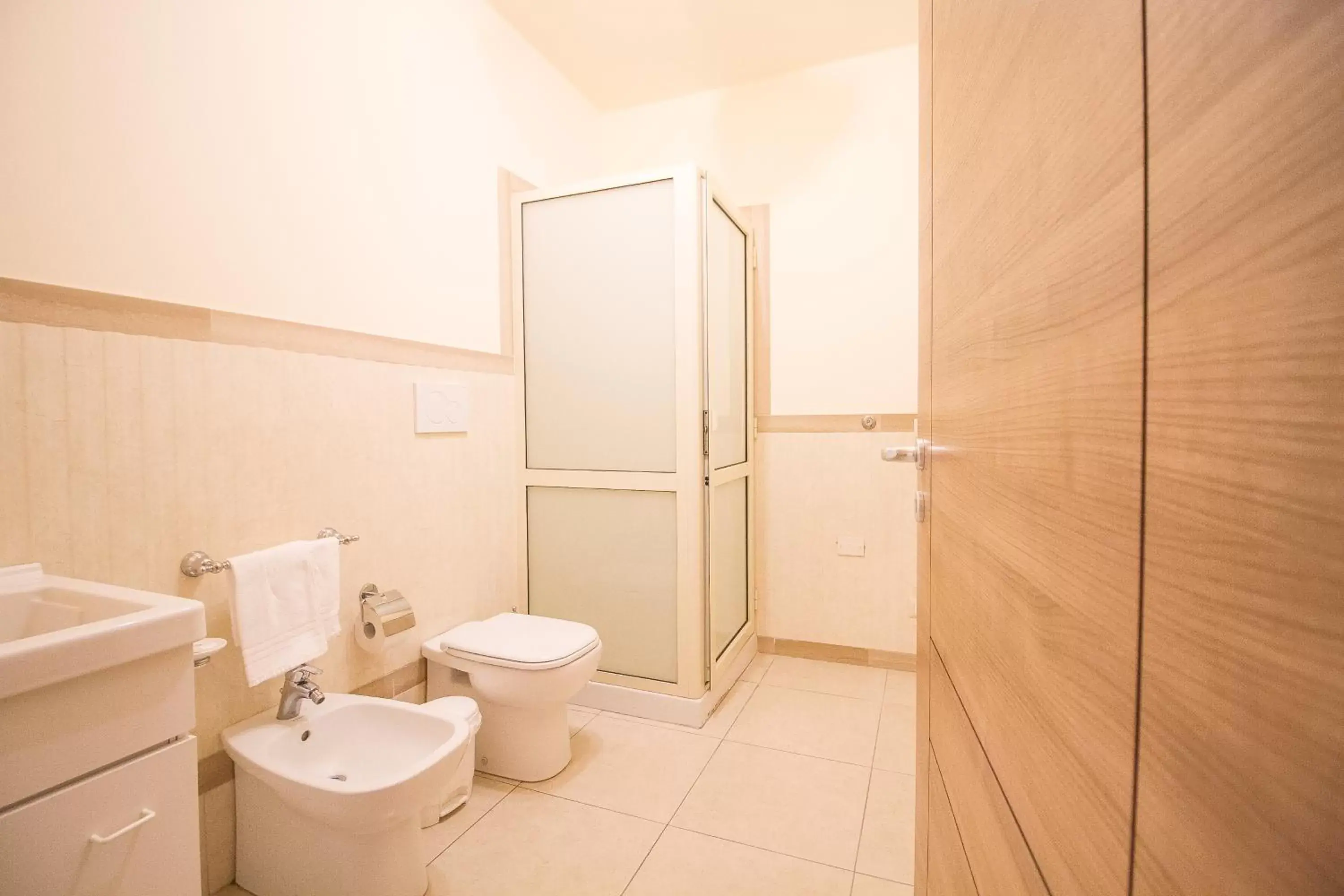 Shower, Bathroom in Etna Royal View