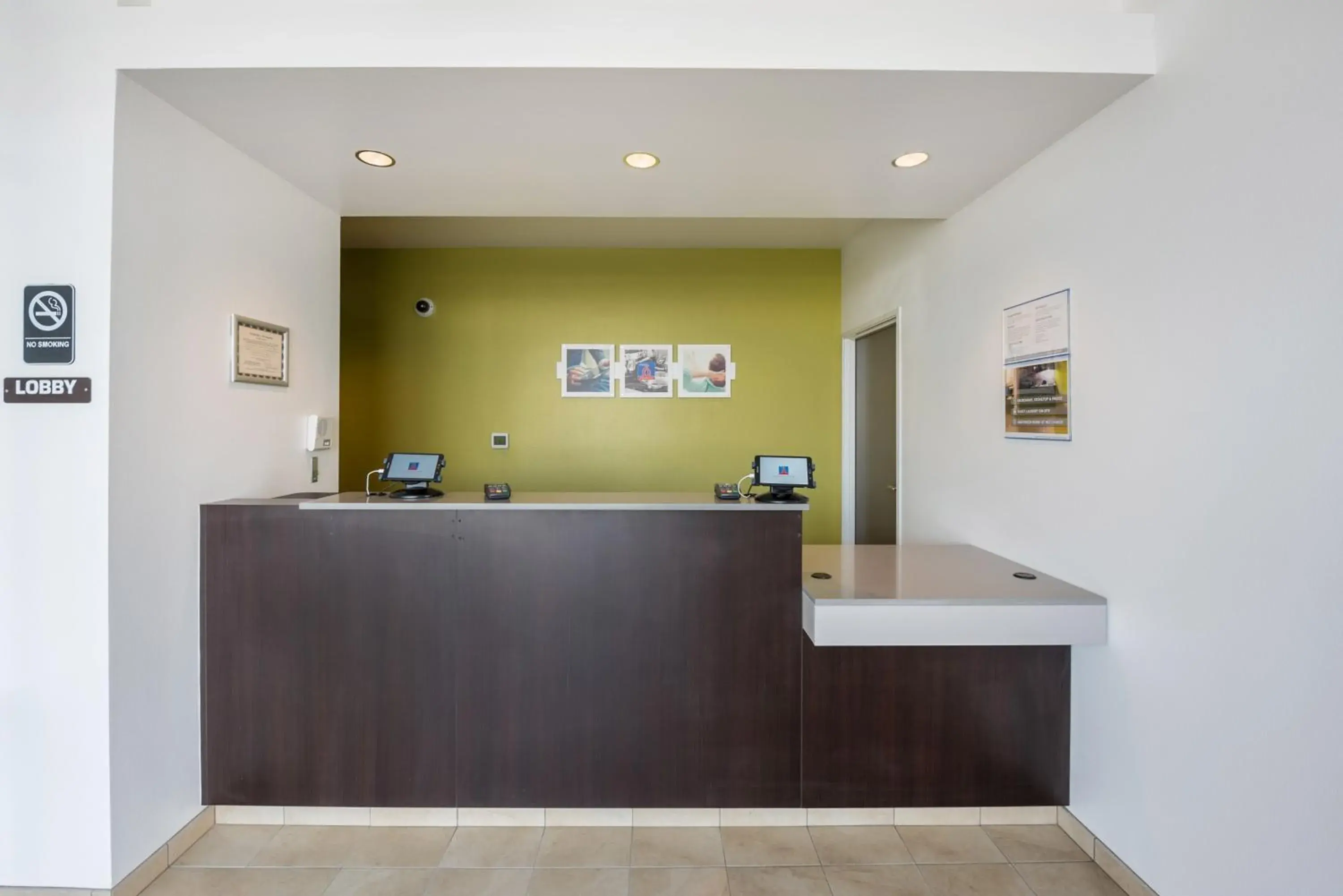 Lobby or reception, Lobby/Reception in Studio 6-Mccarran, NV - Sparks - Tahoe - Reno Industrial Center