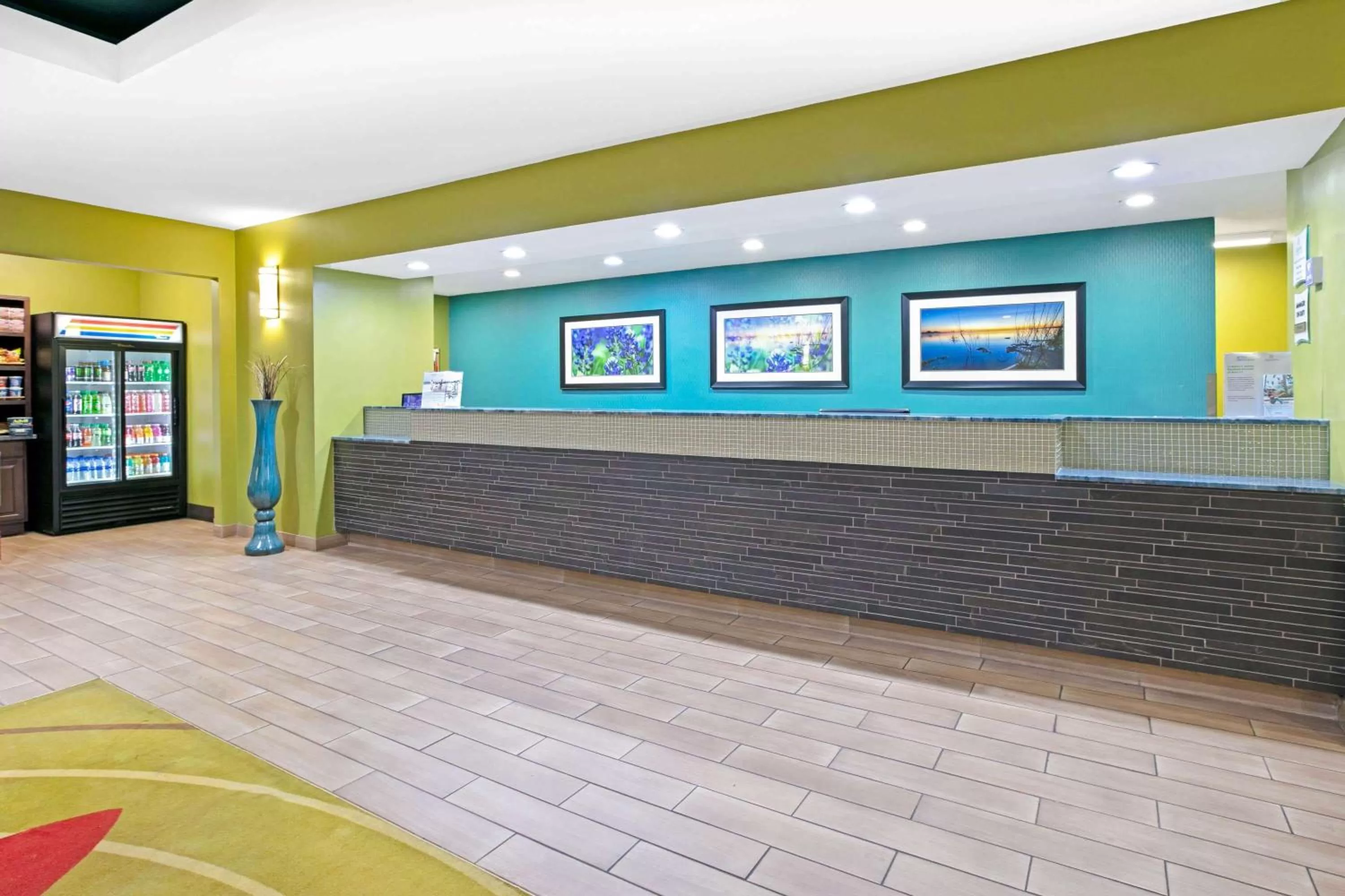 Lobby or reception in La Quinta Inn and Suites by Wyndham Paris