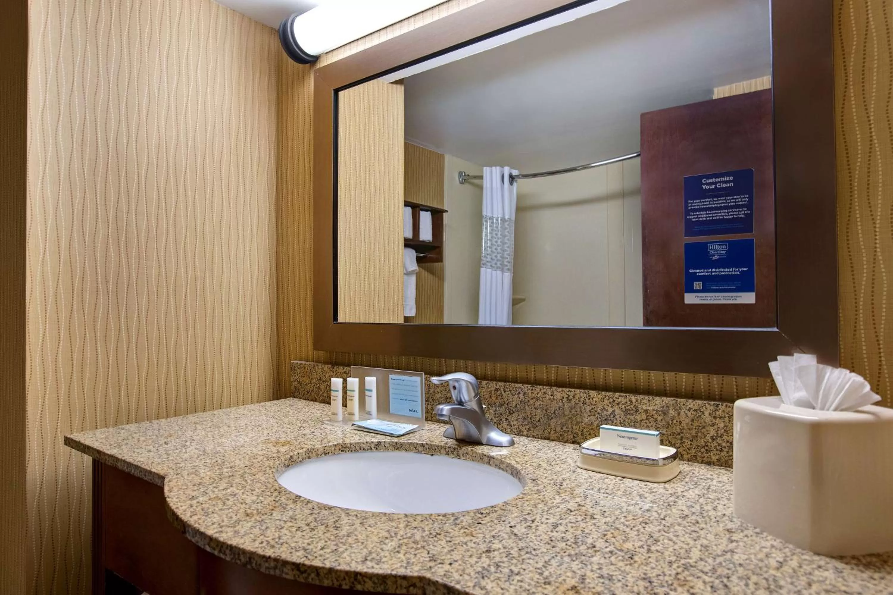 Bathroom in Hampton Inn Fort Wayne-Southwest