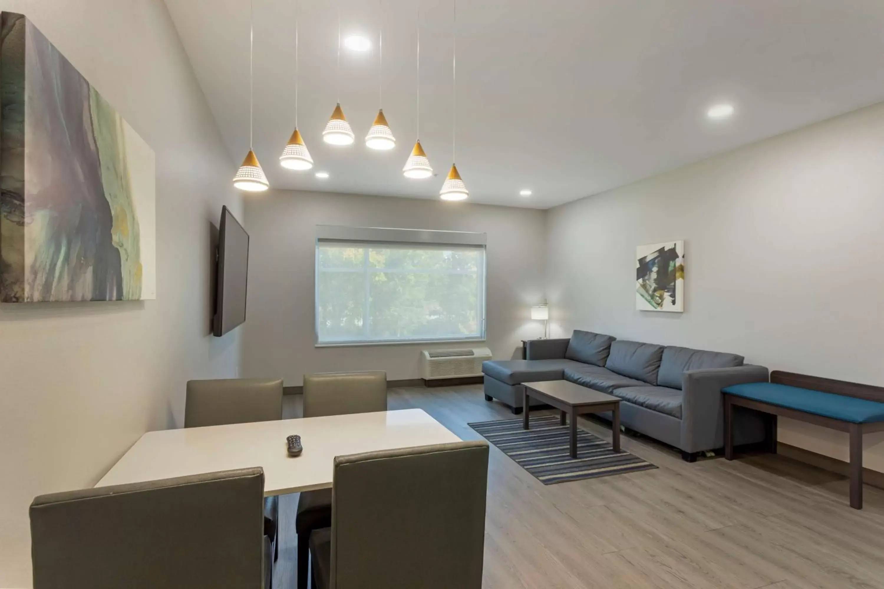 Photo of the whole room, Seating Area in Best Western Plus Executive Residency Antioch Inn