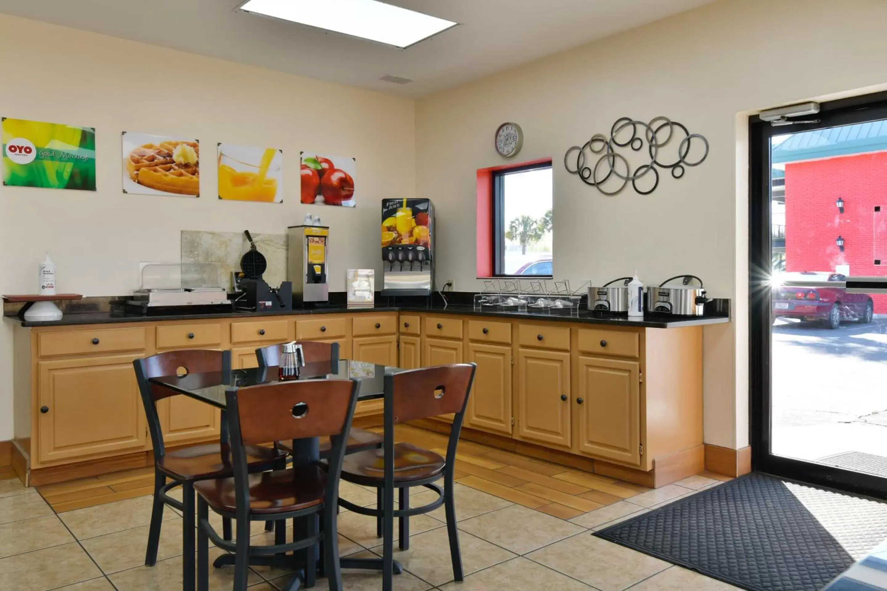 Dining area, Kitchen/Kitchenette in OYO Hotel Twin Lake- Lake Park Valdosta area