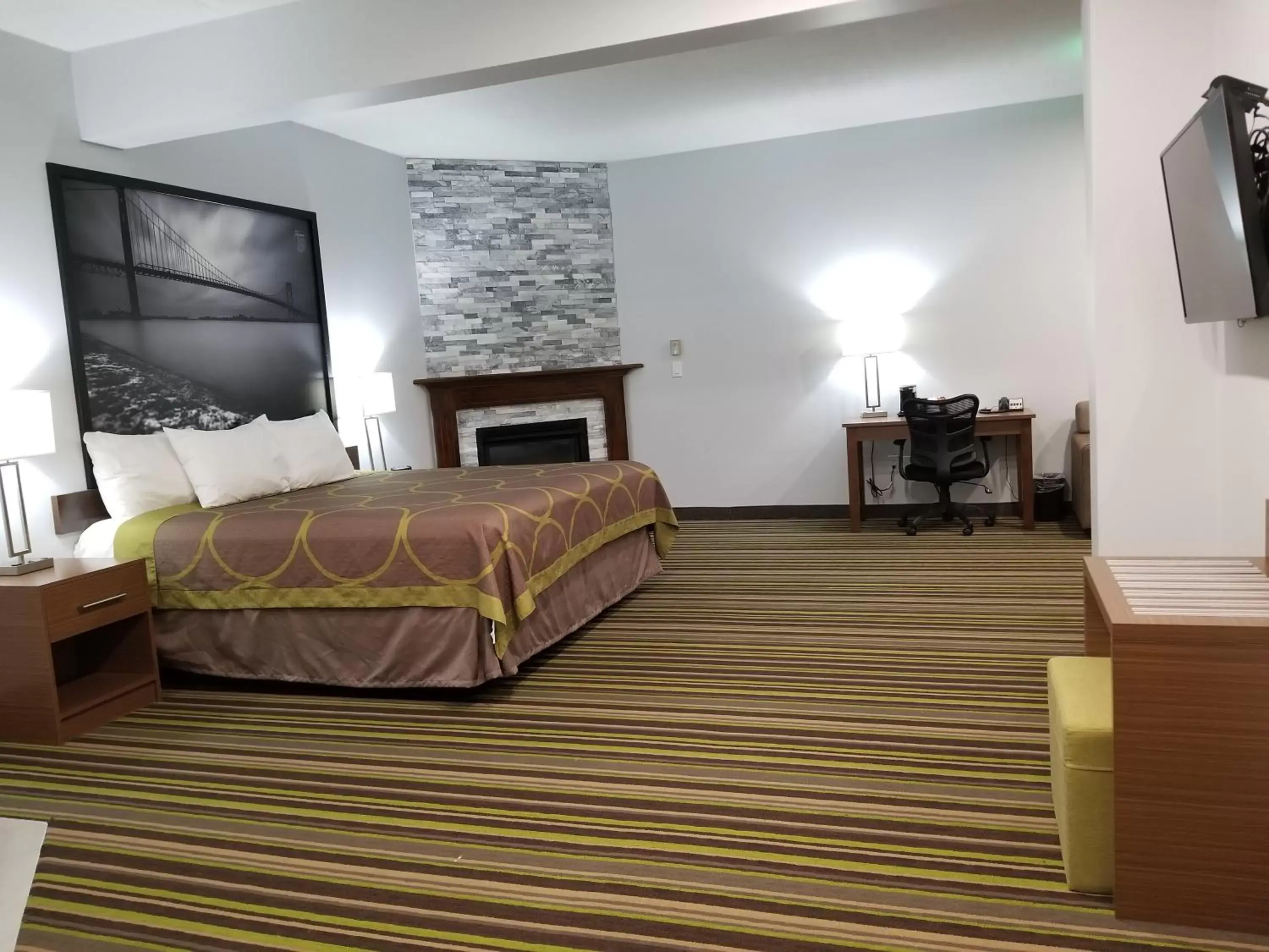 Photo of the whole room, Bed in Super 8 by Wyndham Windsor/Dougall Photo of the whole room, Bed in Super 8 by Wyndham Windsor/Dougall