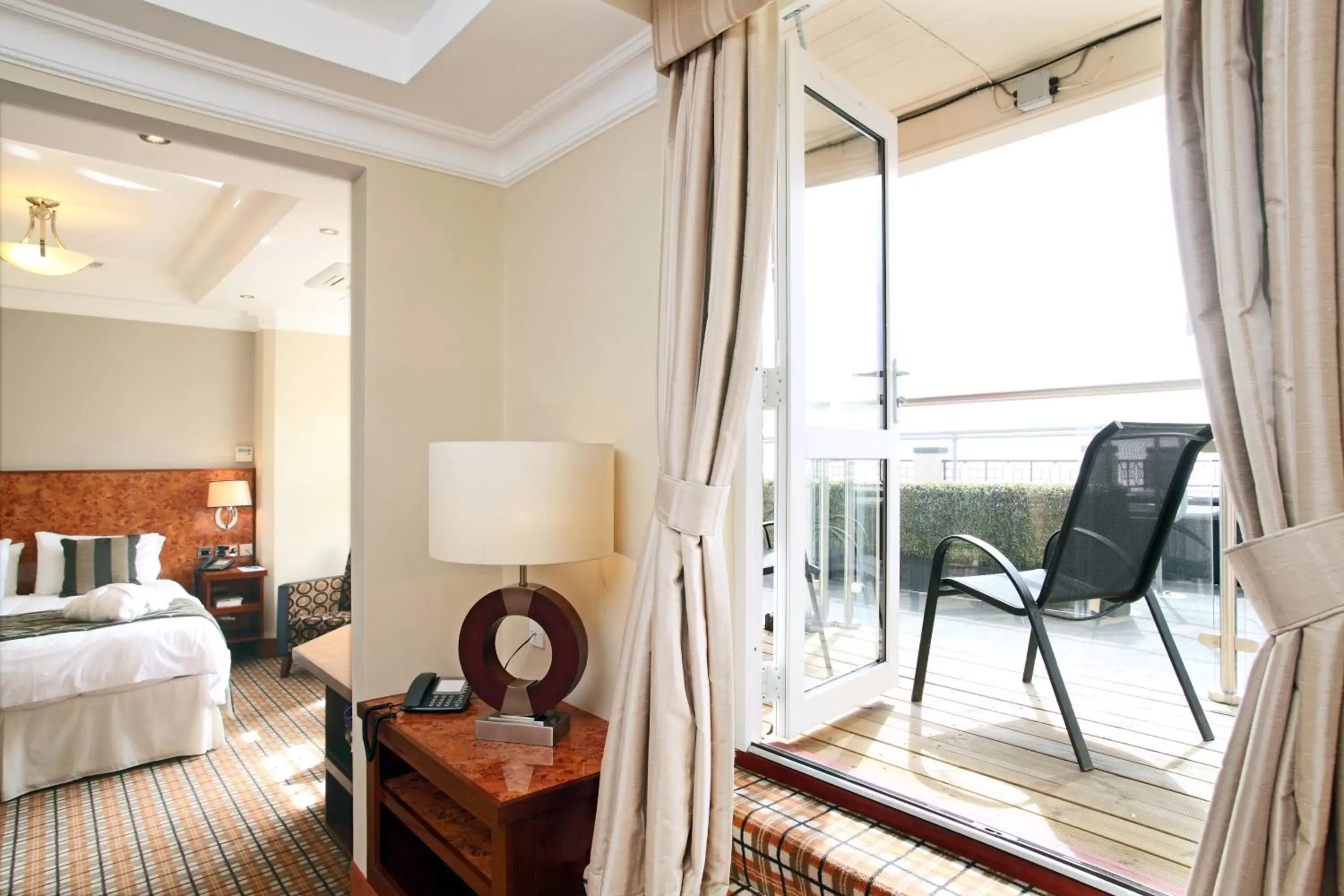 Bedroom, Seating Area in Pier Hotel