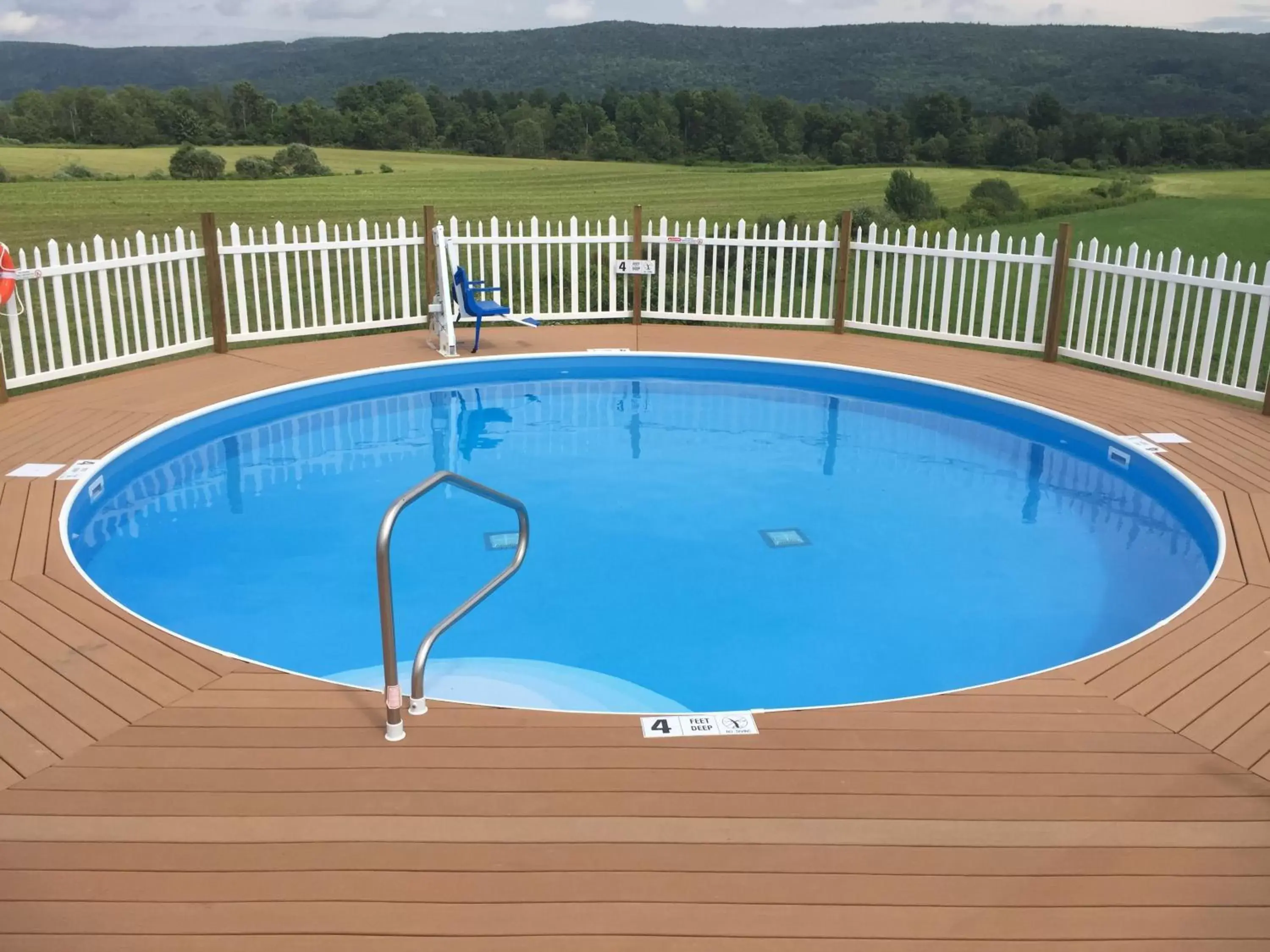 , Swimming Pool in Apple Inn and Suites Cooperstown Area