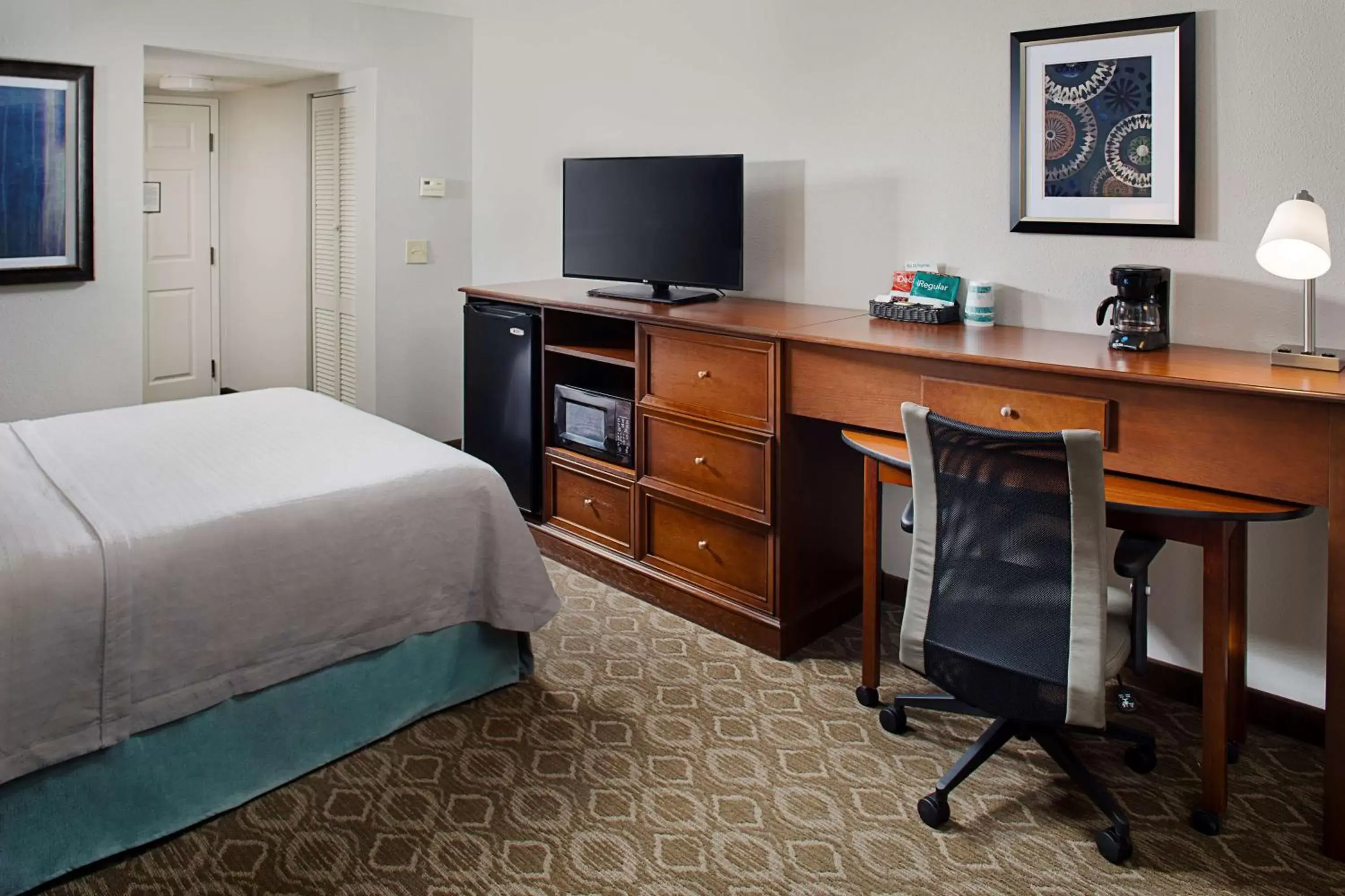 Bed, TV/Entertainment Center in Homewood Suites by Hilton Raleigh/Cary