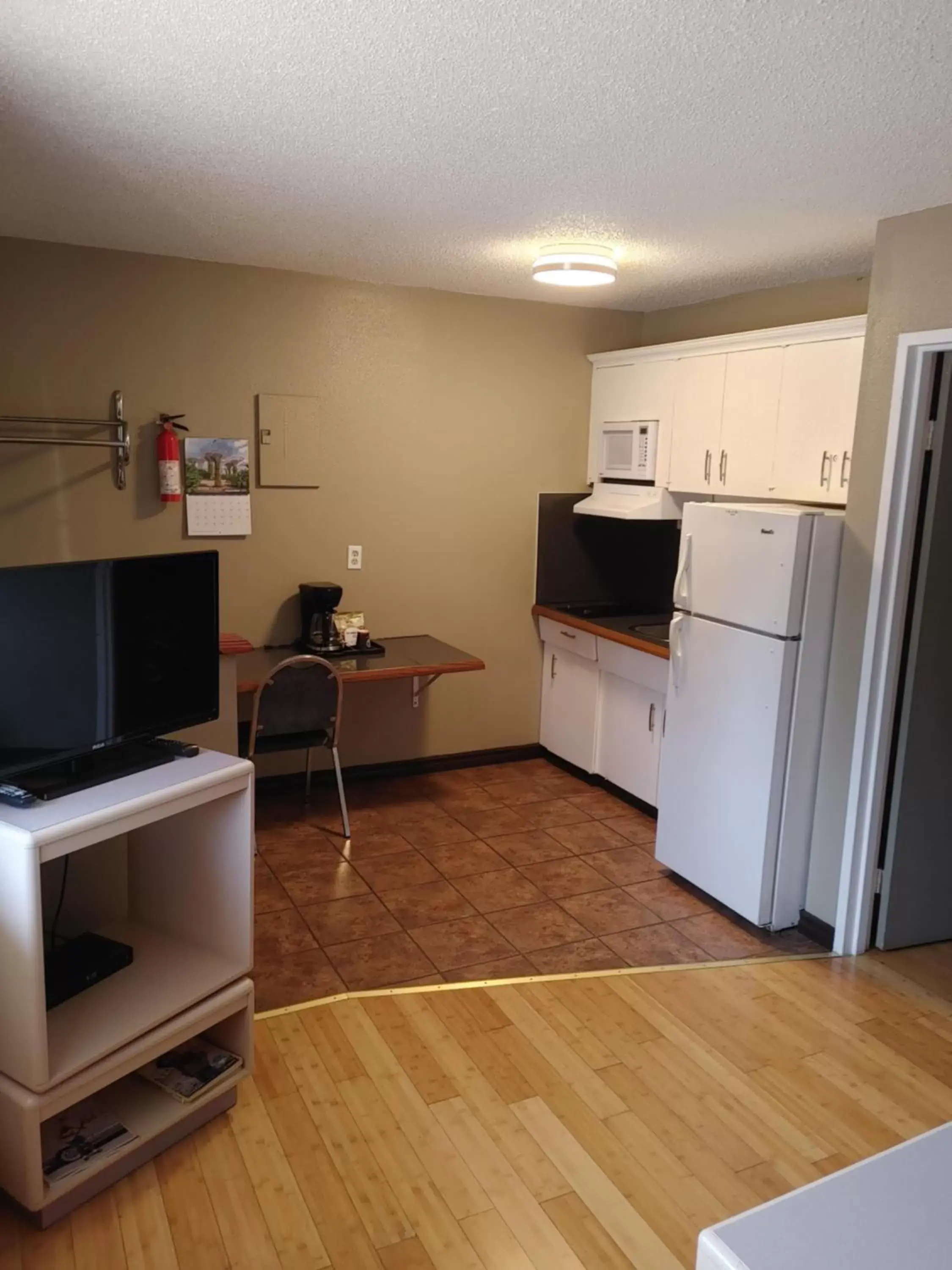 Kitchen or kitchenette, TV/Entertainment Center in Magnuson Hotel Creston