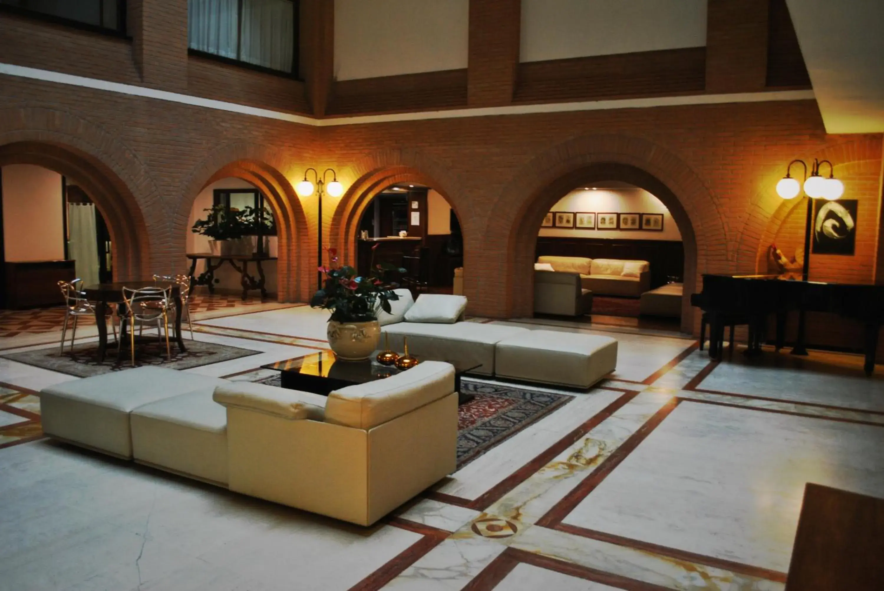 Lobby or reception in Hostellerie Du Cheval Blanc