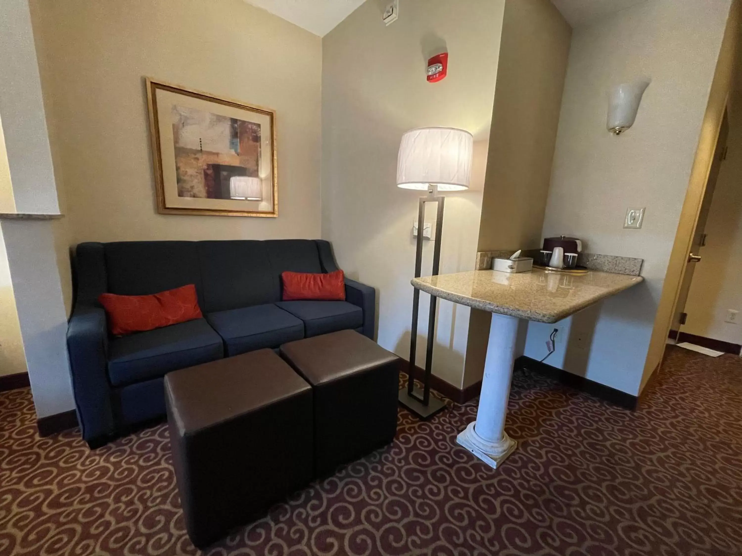 Seating area in Comfort Suites East Brunswick - South River
