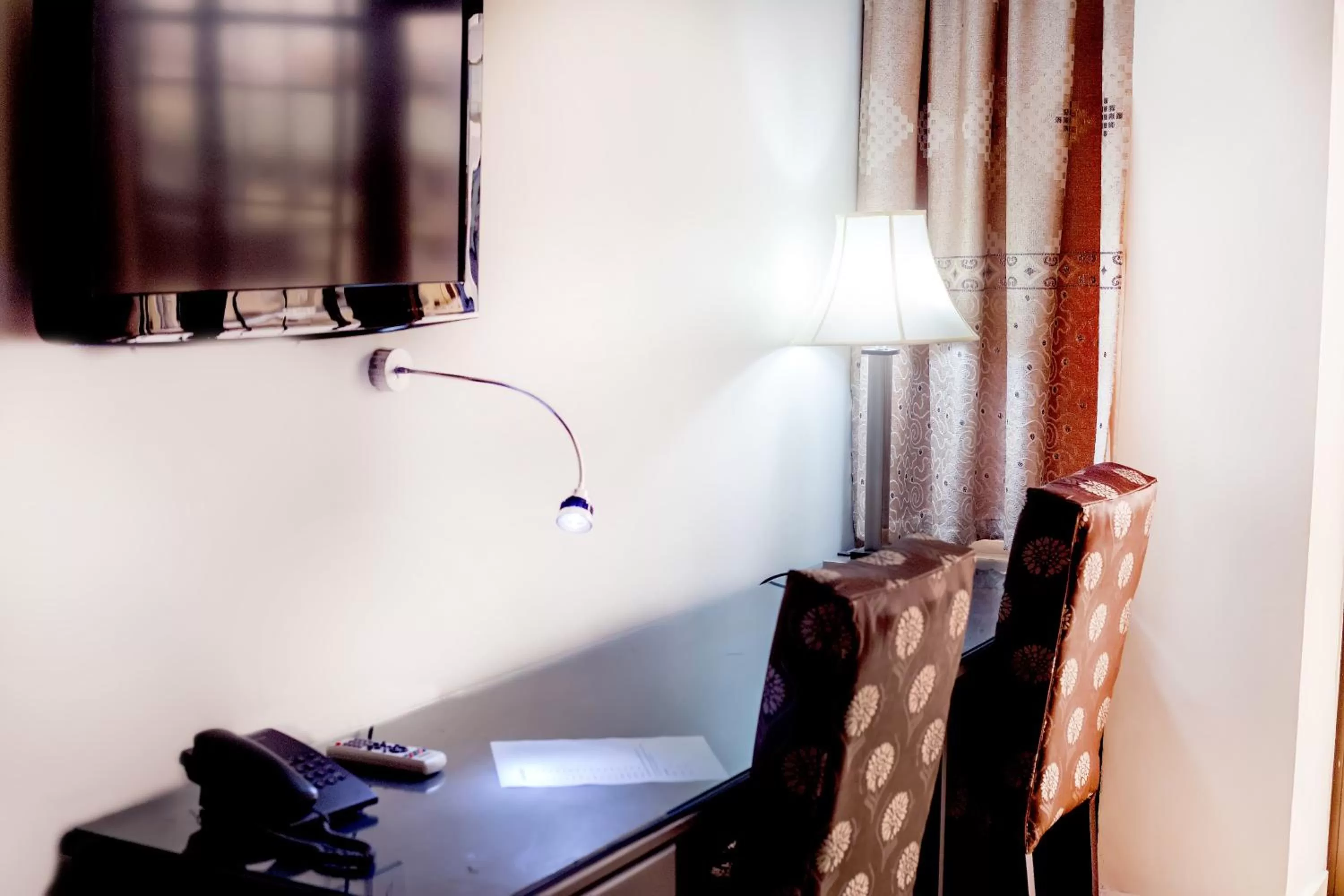 Library in Sleep Inn Hotel - Kariakoo