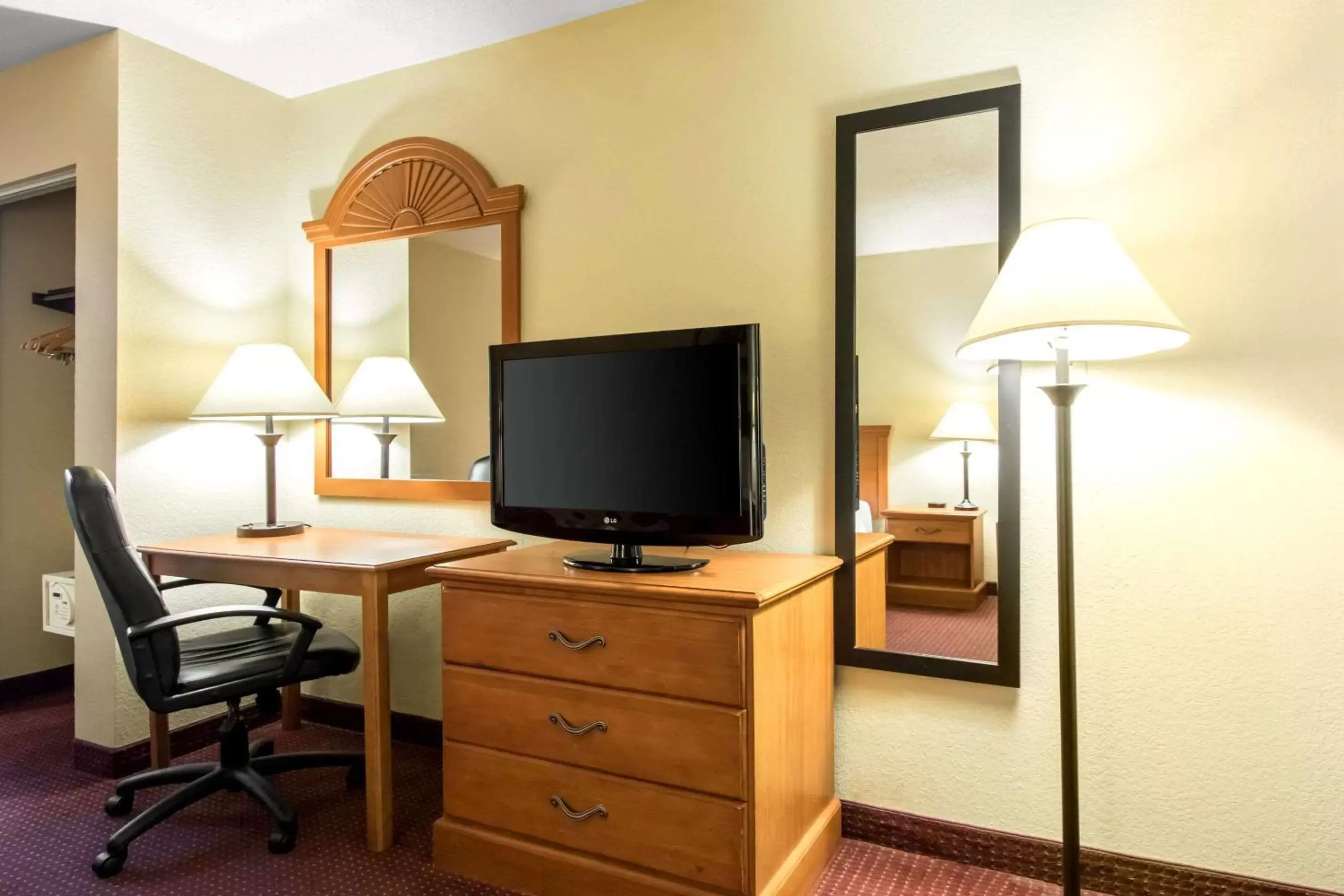 Photo of the whole room, TV/Entertainment Center in Quality Inn Glasgow