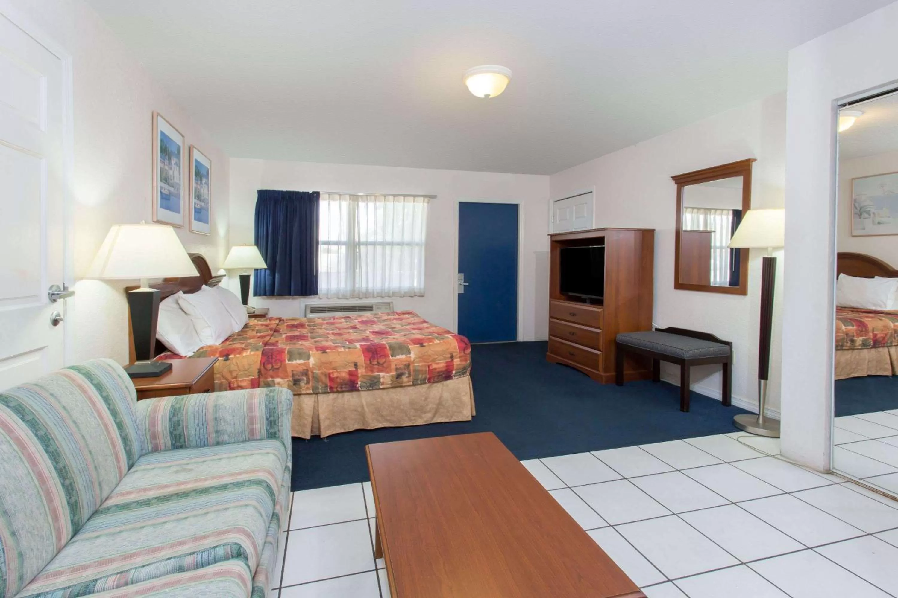 Photo of the whole room, Bed in Knights Inn Arcadia