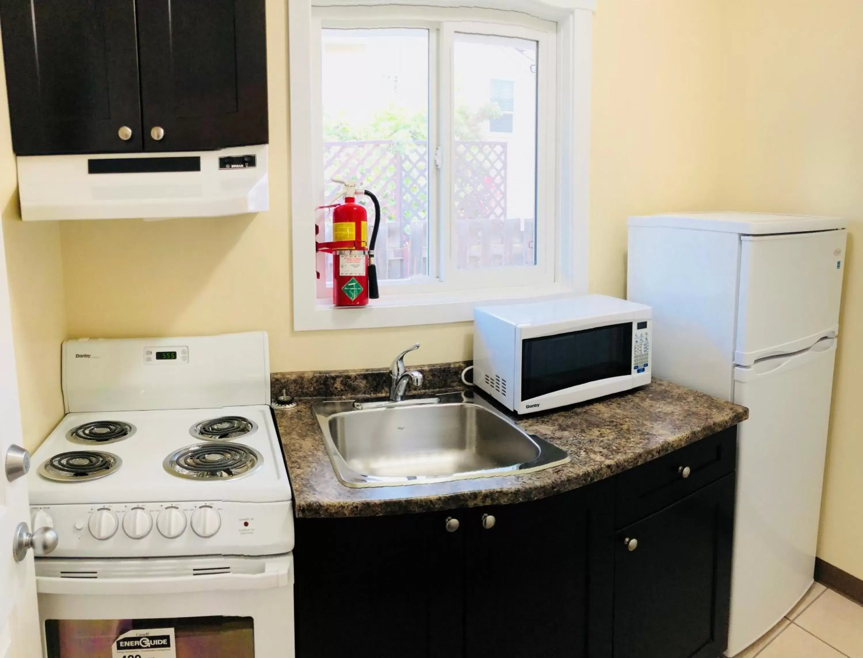 Kitchen or kitchenette, Kitchen/Kitchenette in Kings Motor Inn