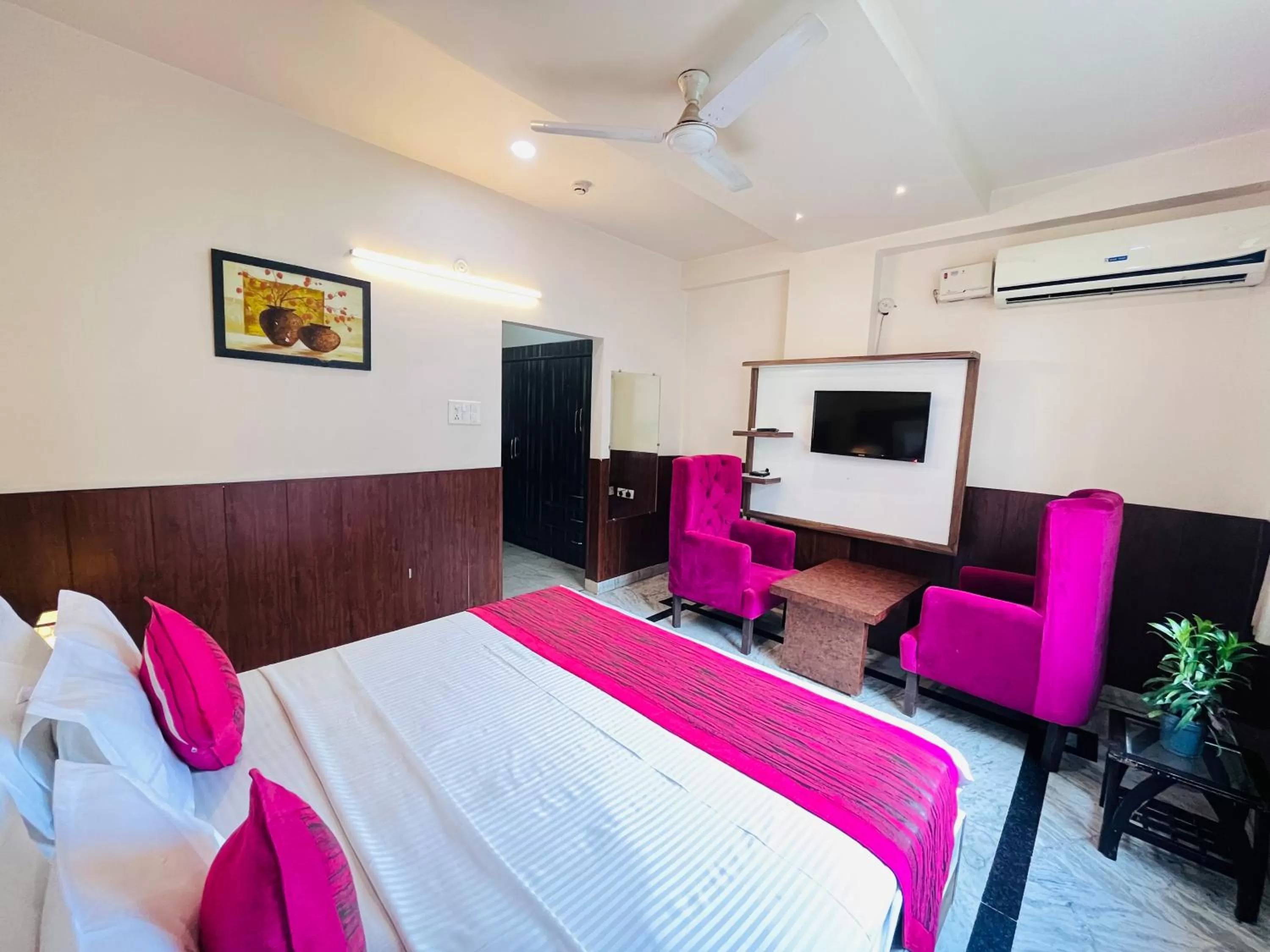 Bed in Hotel The Leaf - Gomti Nagar Lucknow