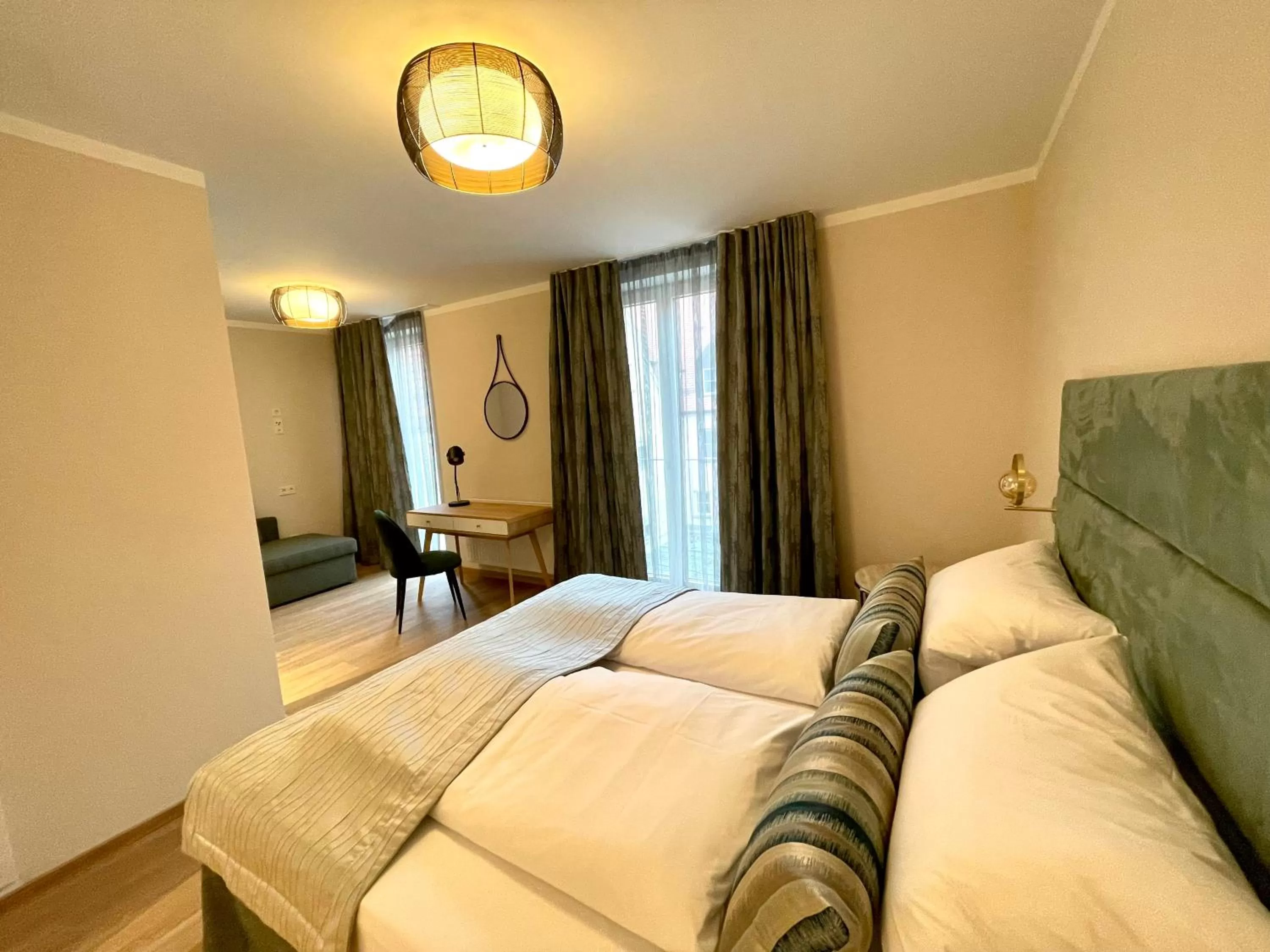 King Room with Roll-In Shower - Disability Access in Hotel Lutz