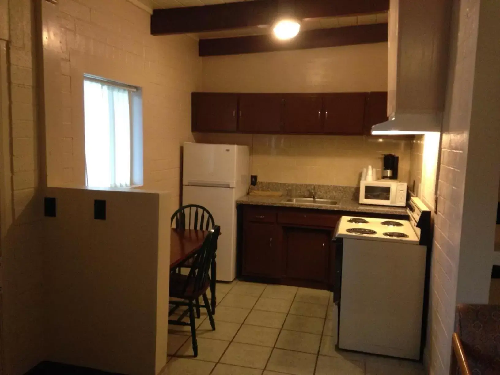 Kitchen or kitchenette, Kitchen/Kitchenette in Stanlunds Inn and Suites