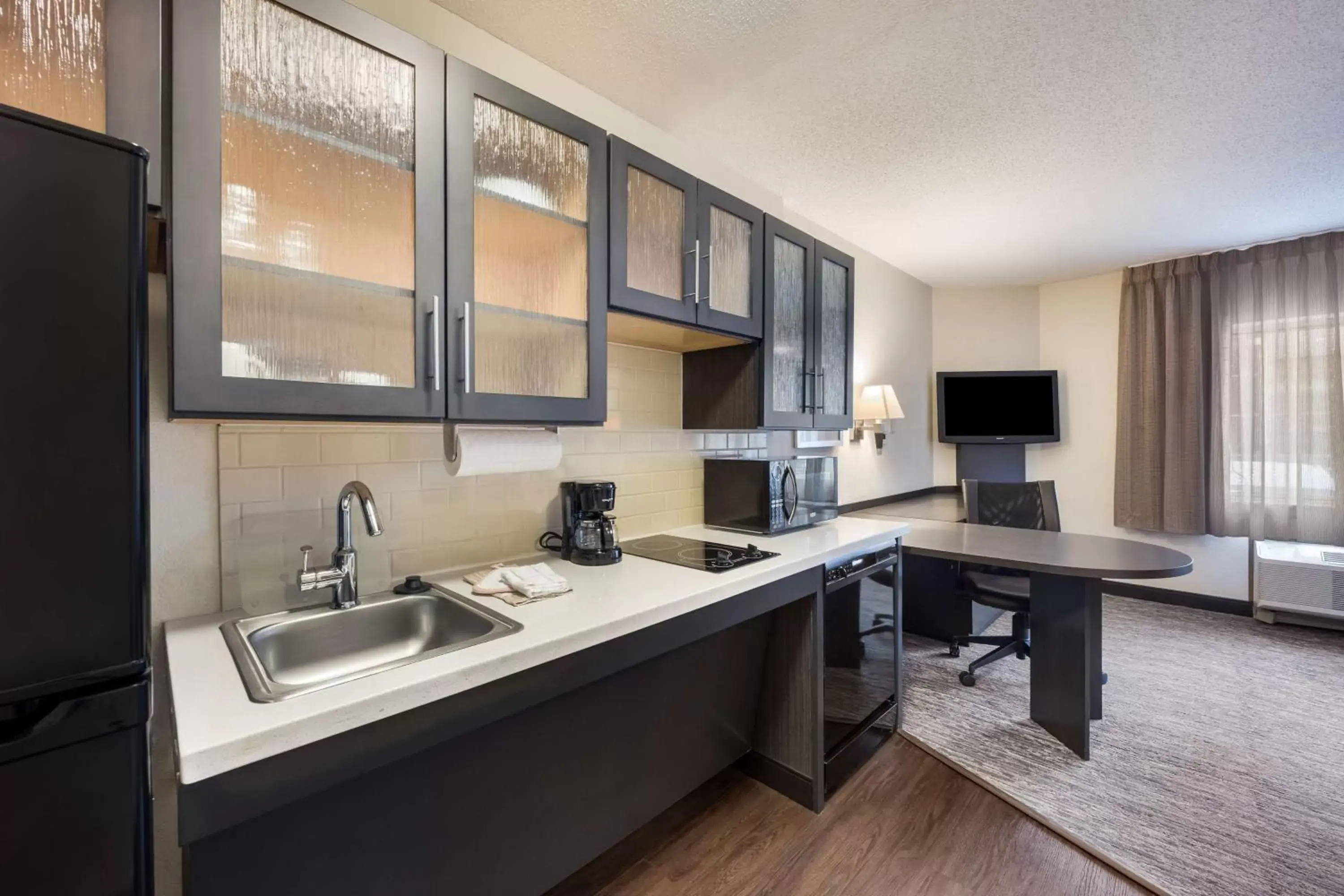 Kitchen or kitchenette, Bathroom in Sonesta Simply Suites Phoenix Glendale