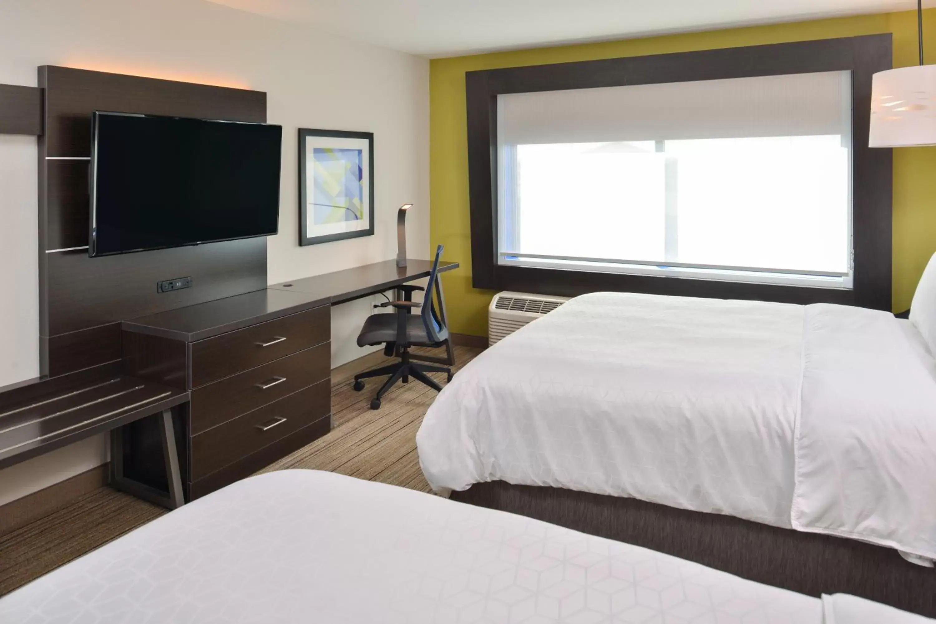 Photo of the whole room, Bed in Holiday Inn Express & Suites - Olathe West, an IHG Hotel