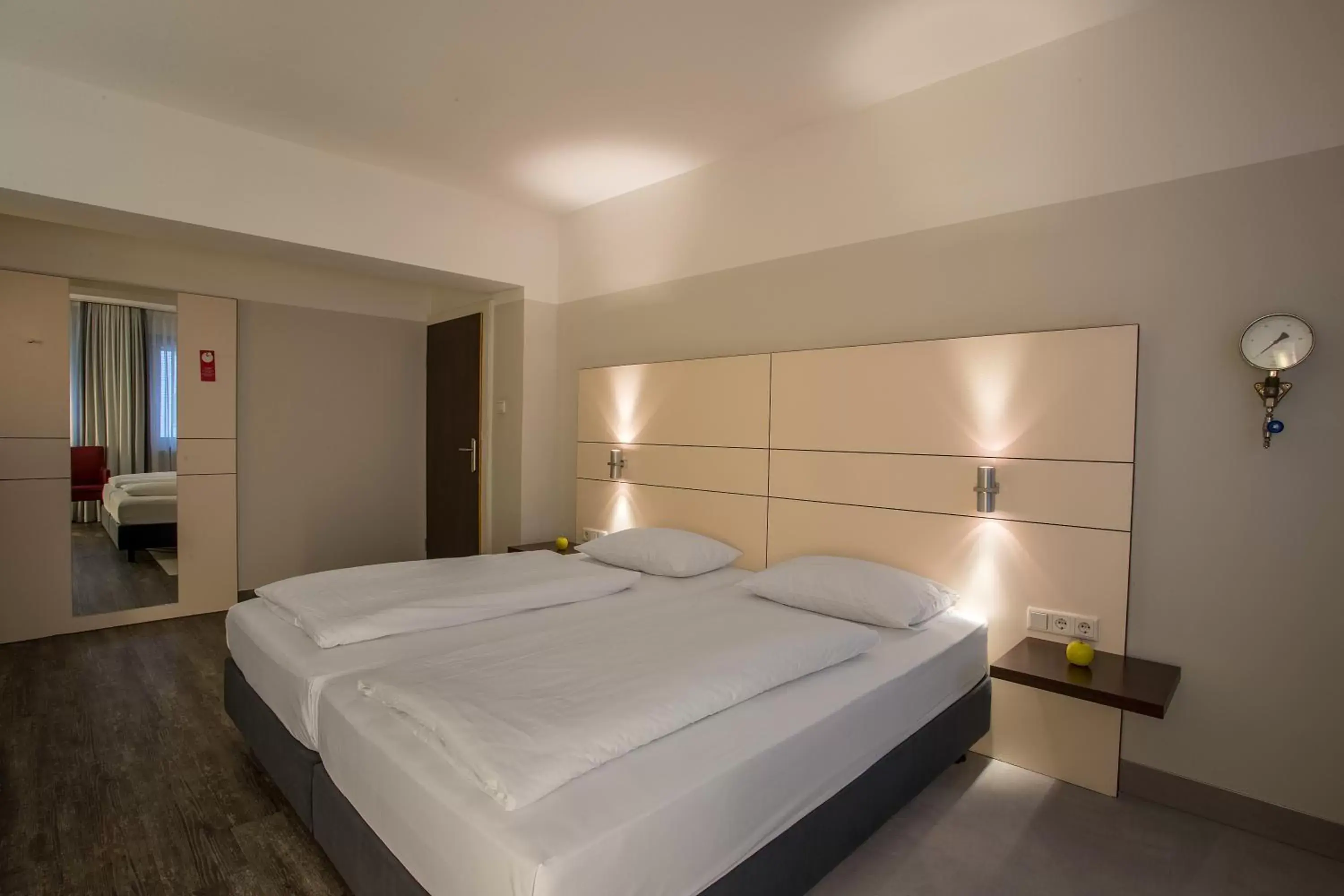 Photo of the whole room, Bed in Ferrotel Duisburg - Partner of SORAT Hotels