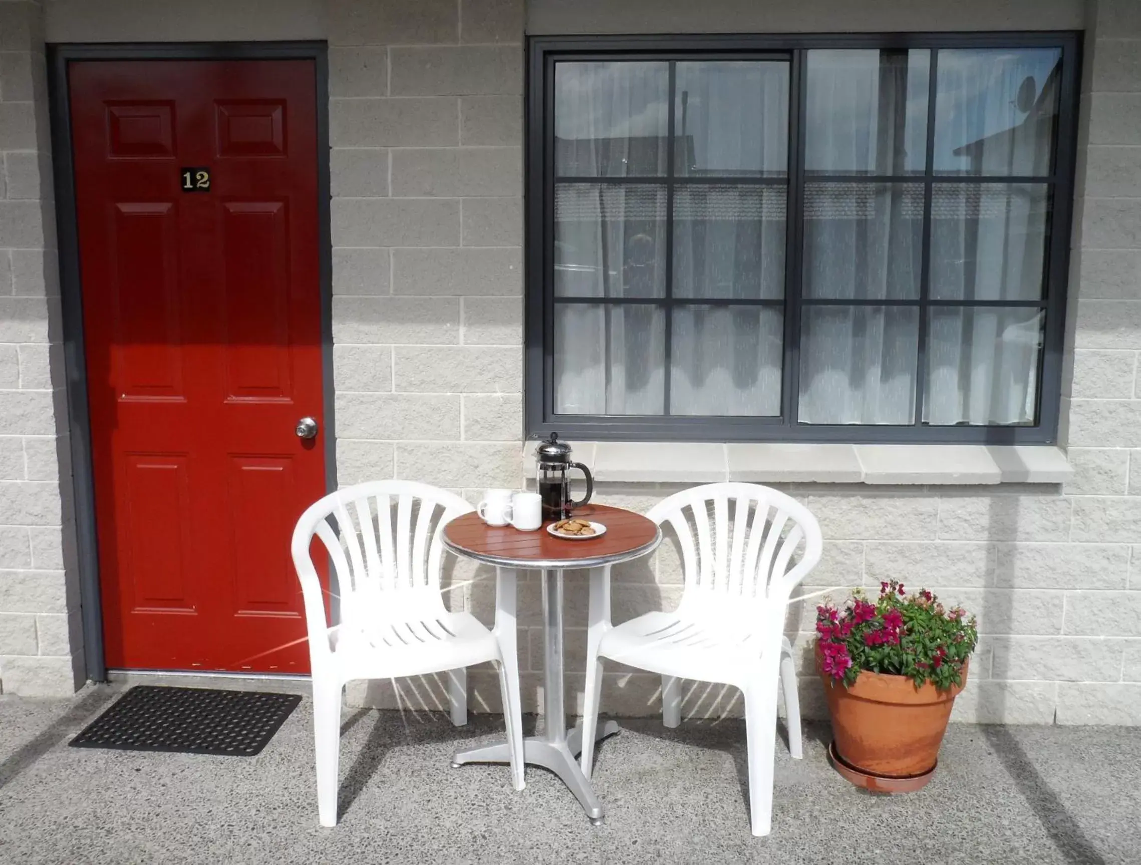 Patio, Dining Area in BK's Magnolia Motor Lodge