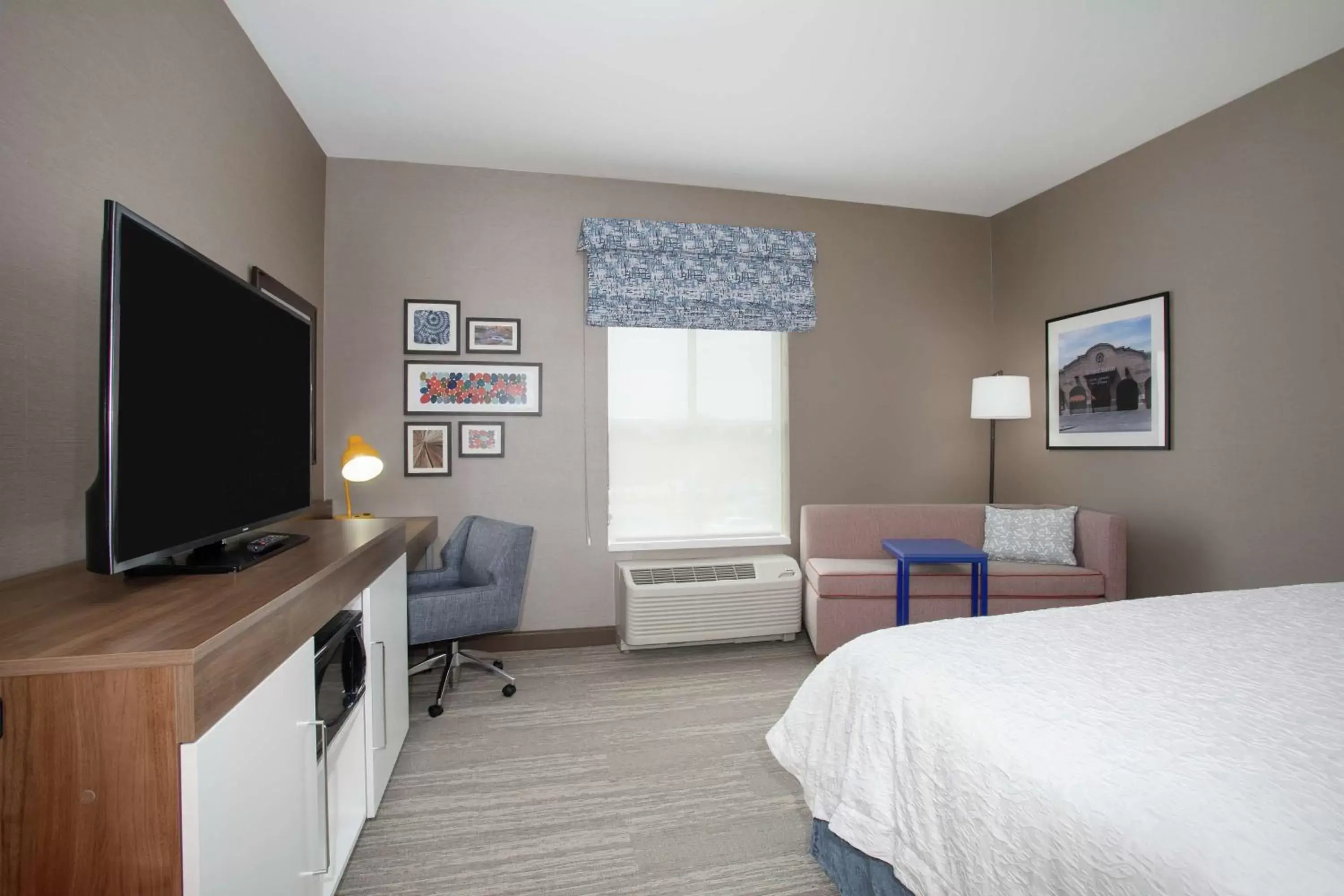 Bedroom, TV/Entertainment Center in Hampton Inn And Suites Logan, Ut