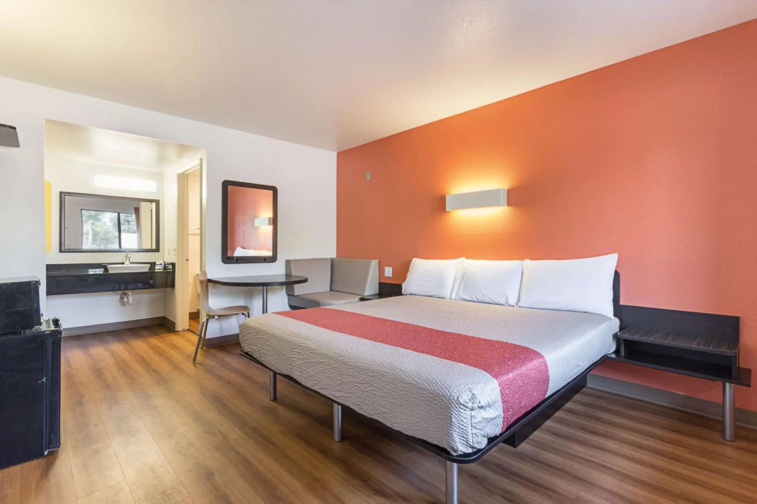 King Room - single occupancy - Disability Access - Non-Smoking in Motel 6-Fresno, CA King Room - single occupancy - Disability Access - Non-Smoking in Motel 6-Fresno, CA