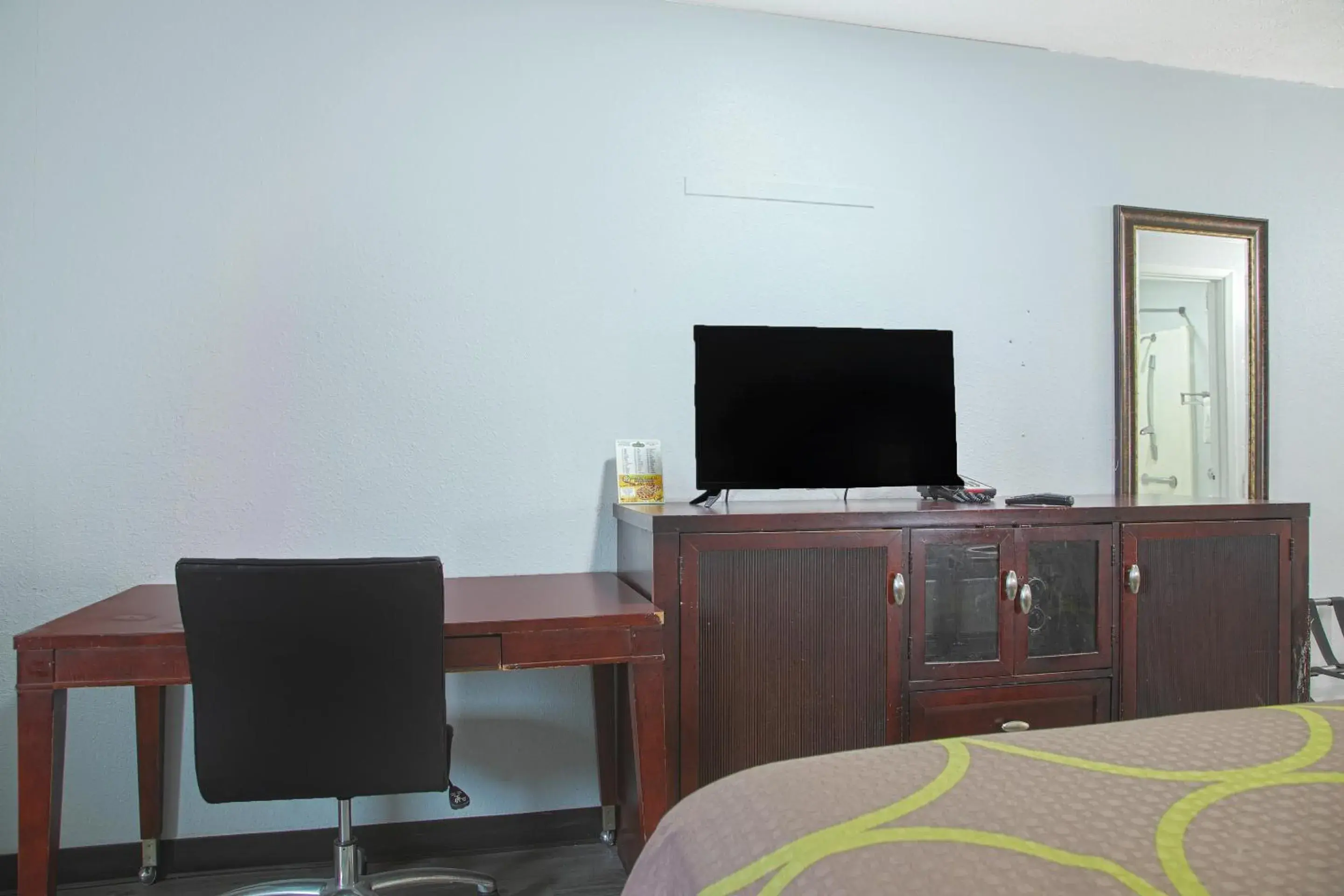 Bedroom, TV/Entertainment Center in Masters Inn Augusta, GA near Riverwalk By OYO