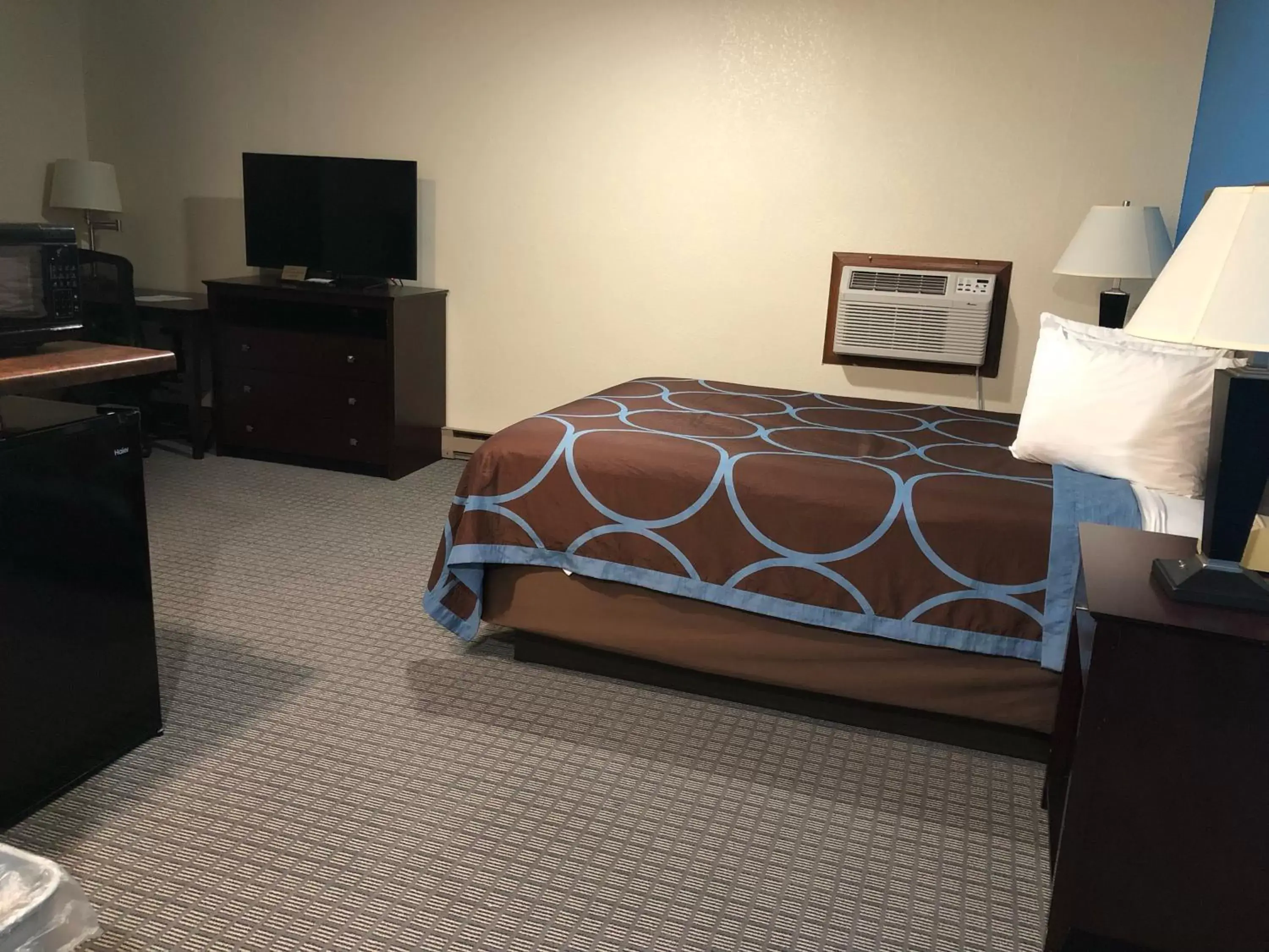 Bed in Amerivu Inn & Suites