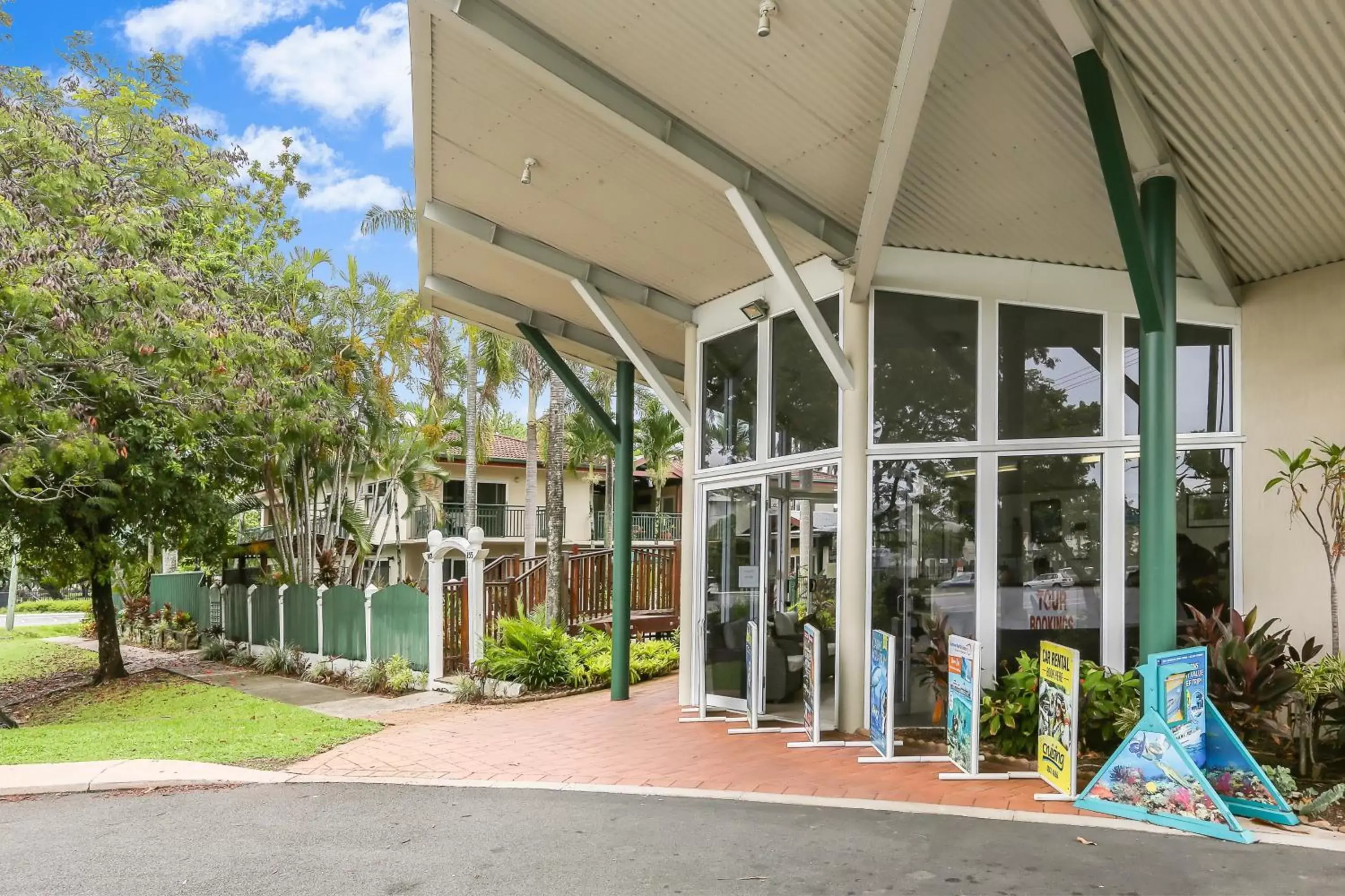 Facade/entrance, Property Building in Koala Court Holiday Apartments