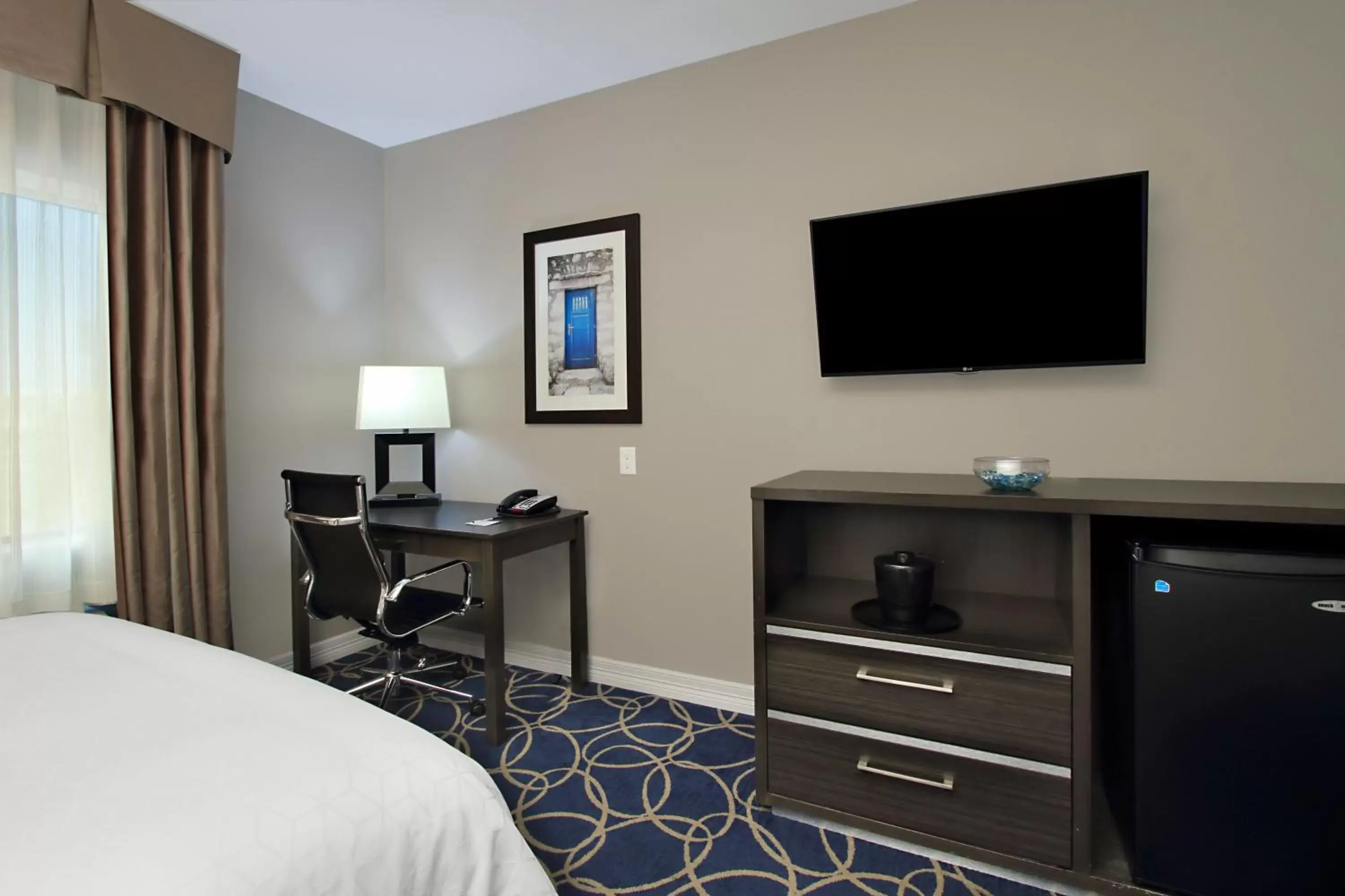 Photo of the whole room, TV/Entertainment Center in Holiday Inn Express and Suites Houston North - IAH Area, an IHG Hotel