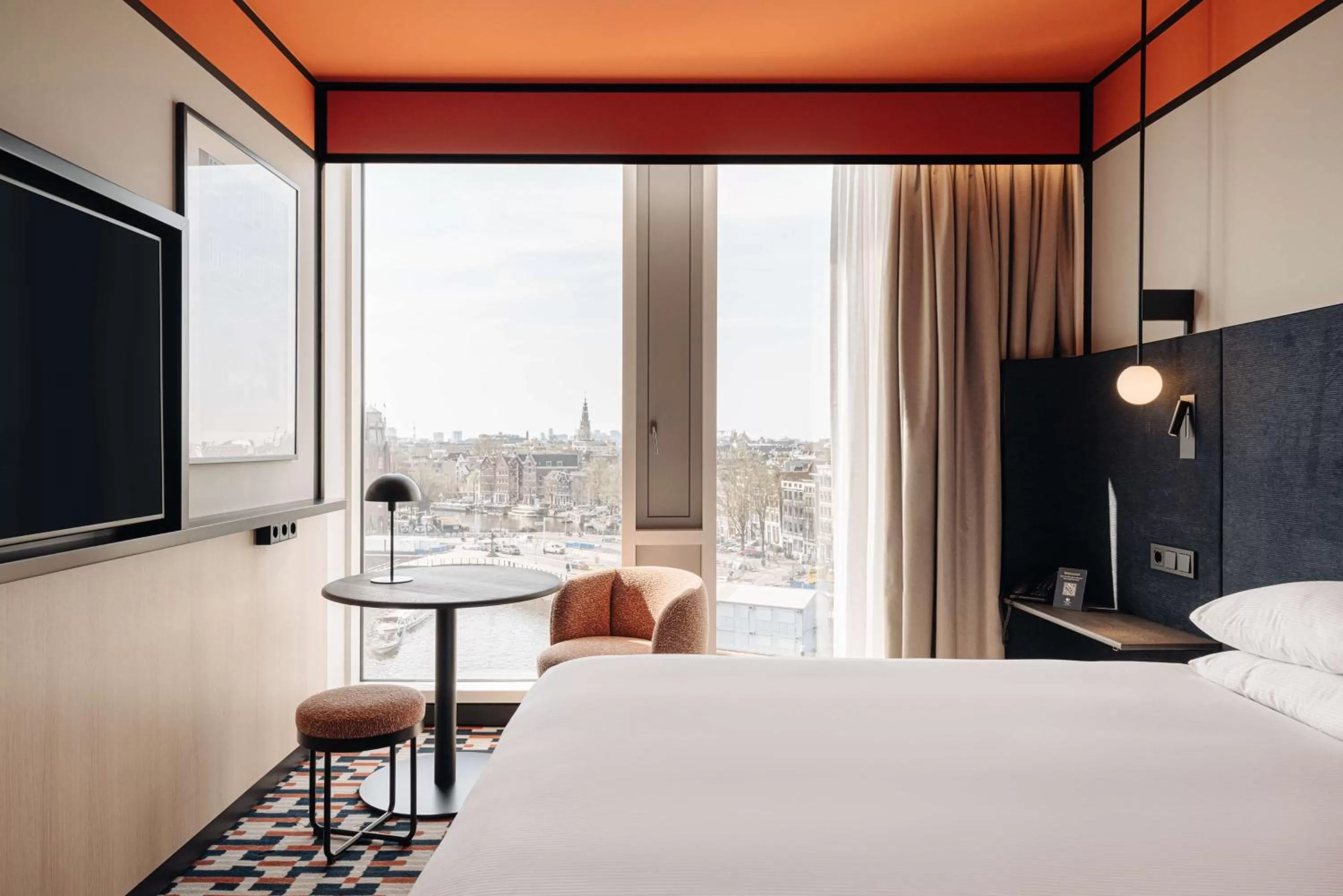 Living room, Bed in DoubleTree by Hilton Amsterdam Centraal Station