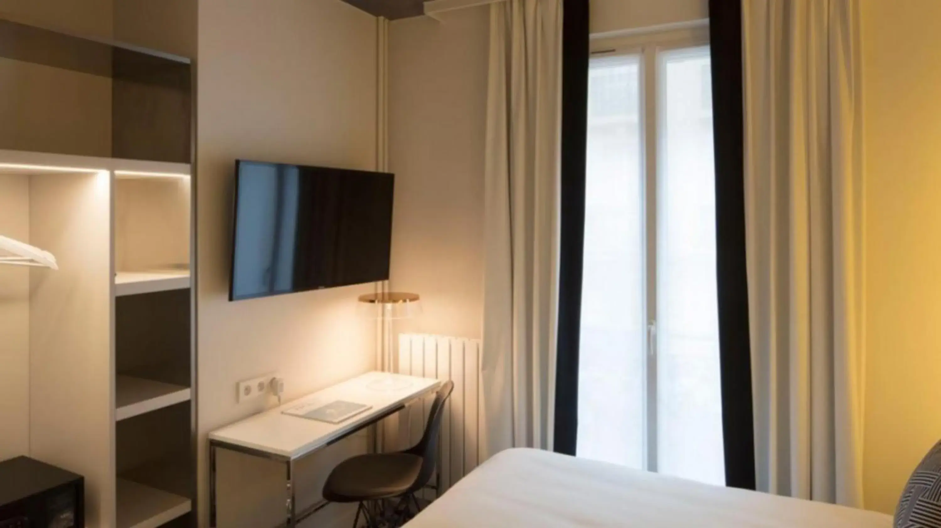 TV and multimedia, Bed in Nouvel Hotel Eiffel