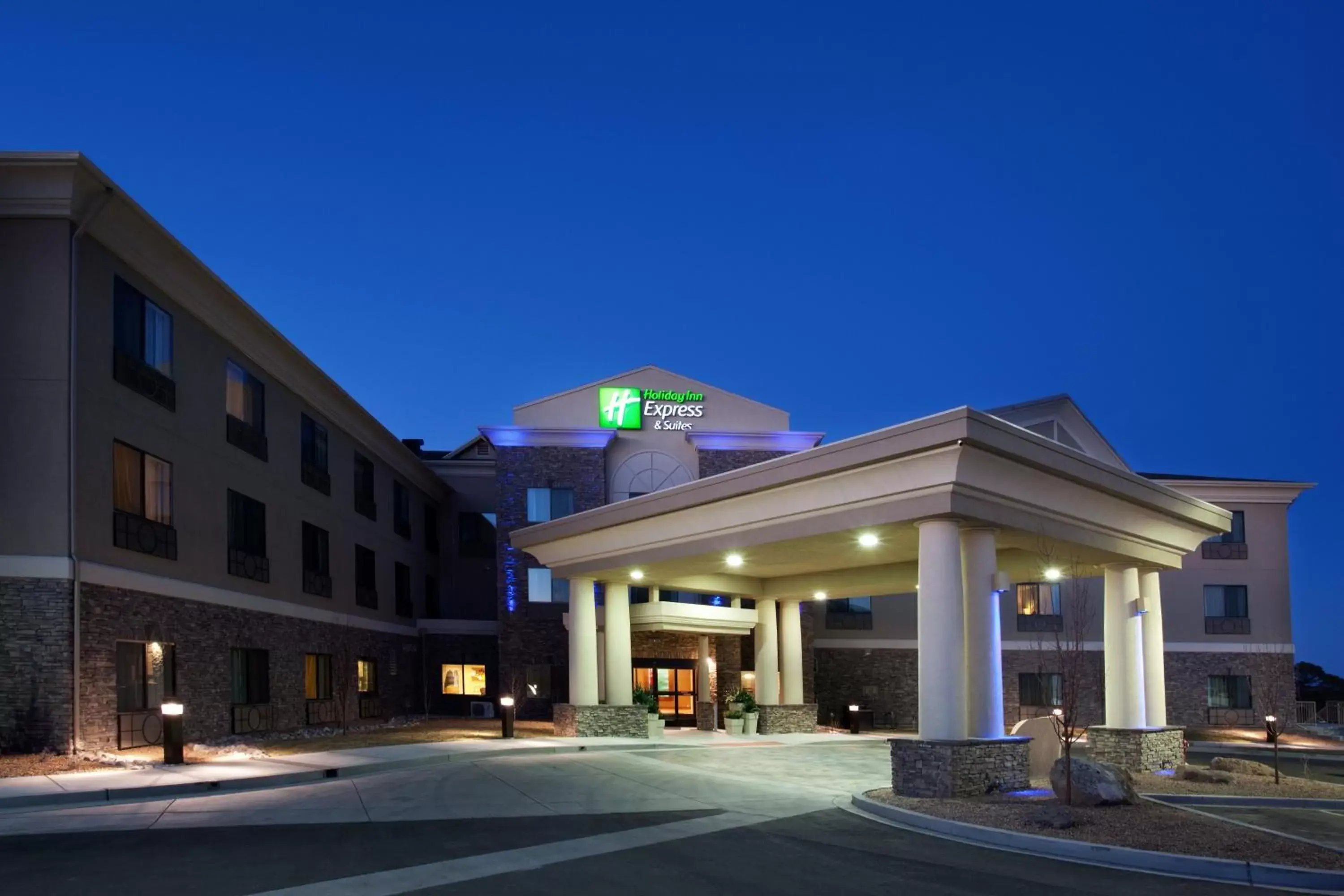 Property building in Holiday Inn Express and Suites Los Alamos Entrada Park by IHG Property building in Holiday Inn Express and Suites Los Alamos Entrada Park by IHG