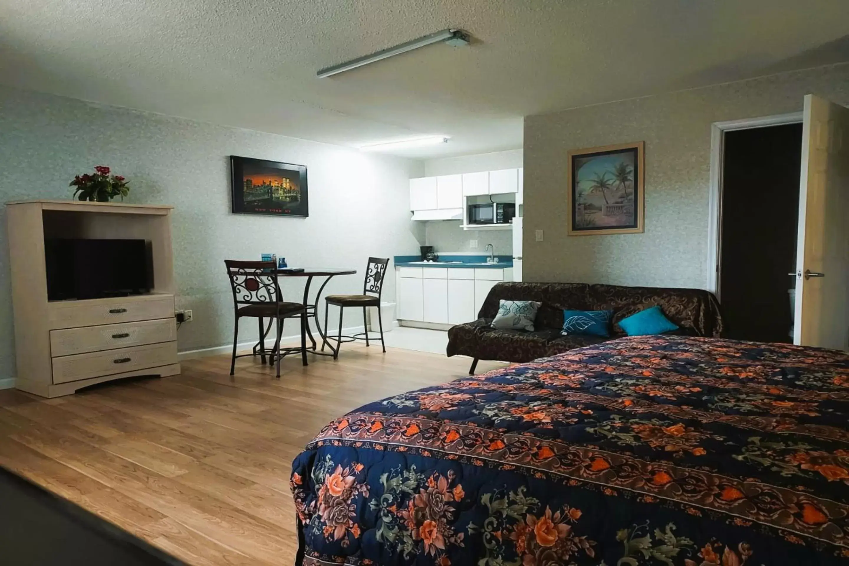 Bedroom, TV/Entertainment Center in Studio Inn and Suites