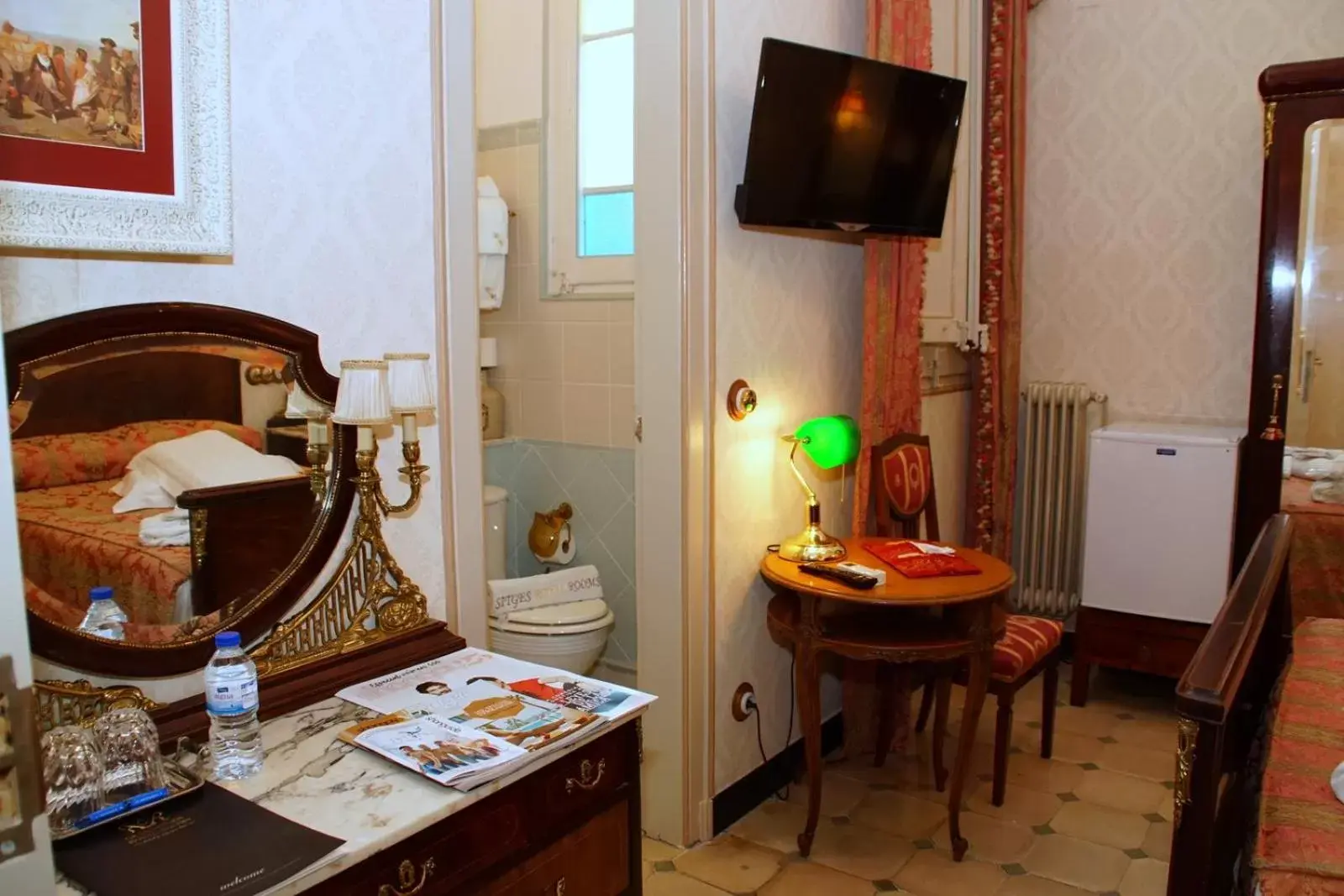 Photo of the whole room, TV/Entertainment Center in Sitges Royal Rooms