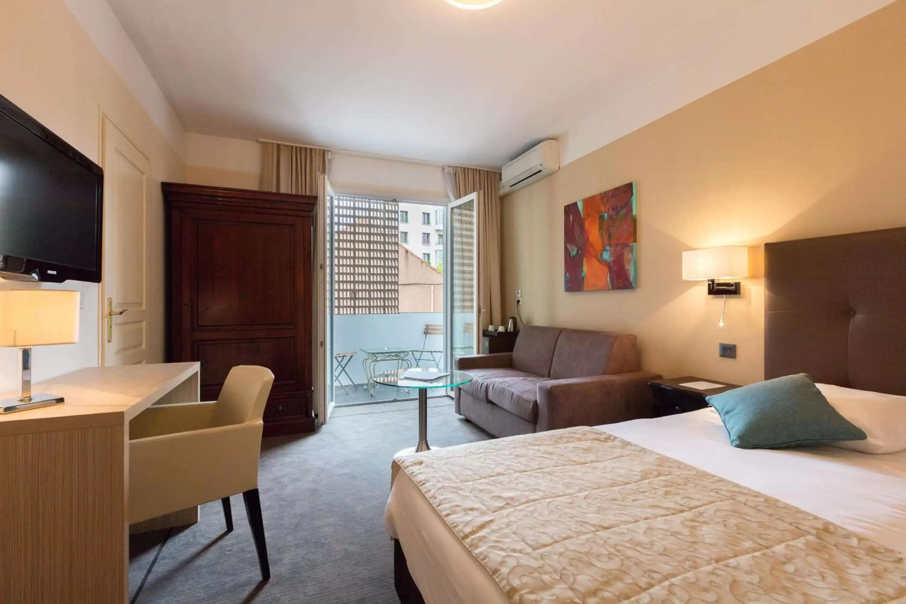 Photo of the whole room, Bed in Hôtel Rotonde Aix-en-Provence centre Photo of the whole room, Bed in Hôtel Rotonde Aix-en-Provence centre