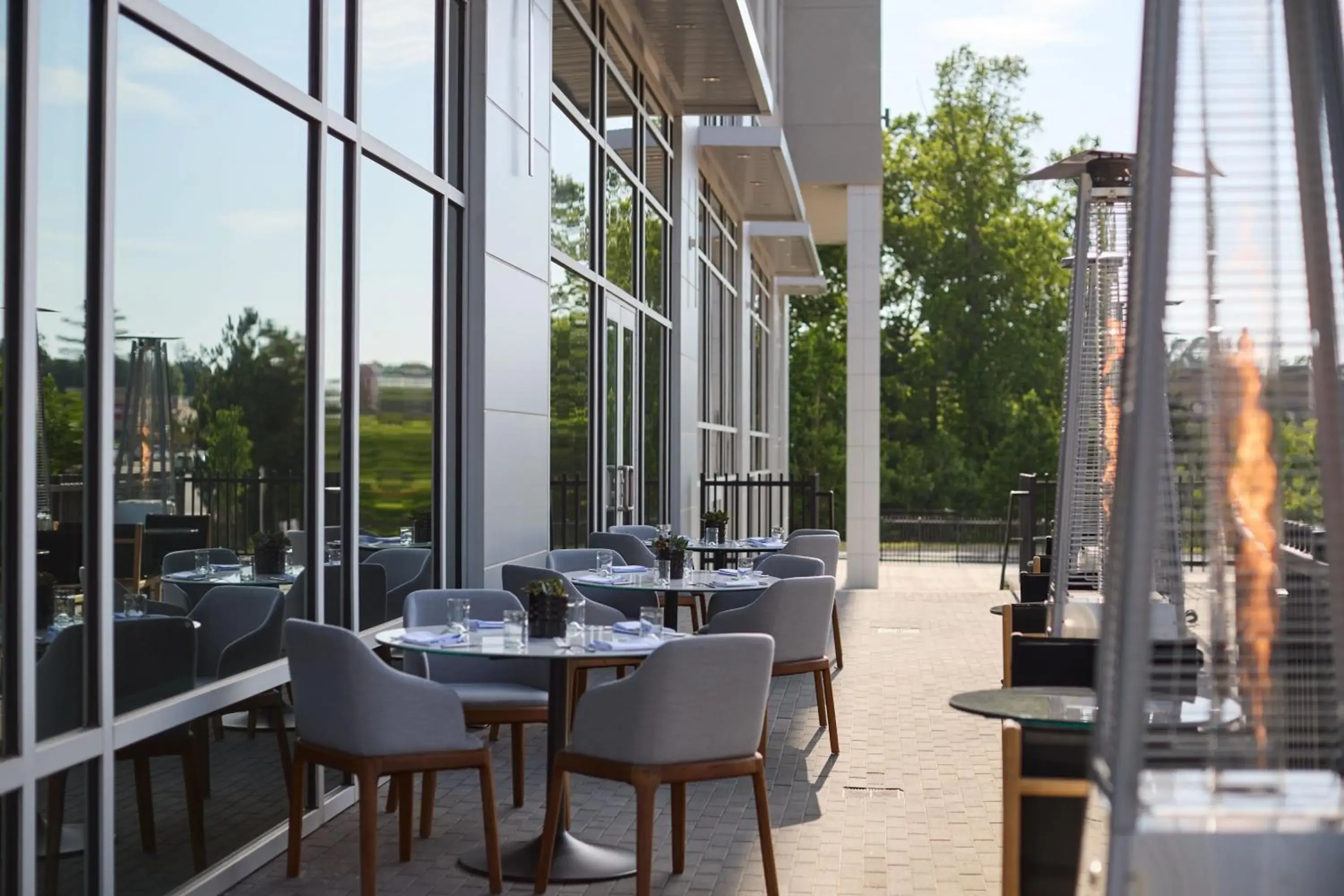 Lounge or bar, Restaurant/Places to Eat in The Westin Raleigh-Durham Airport