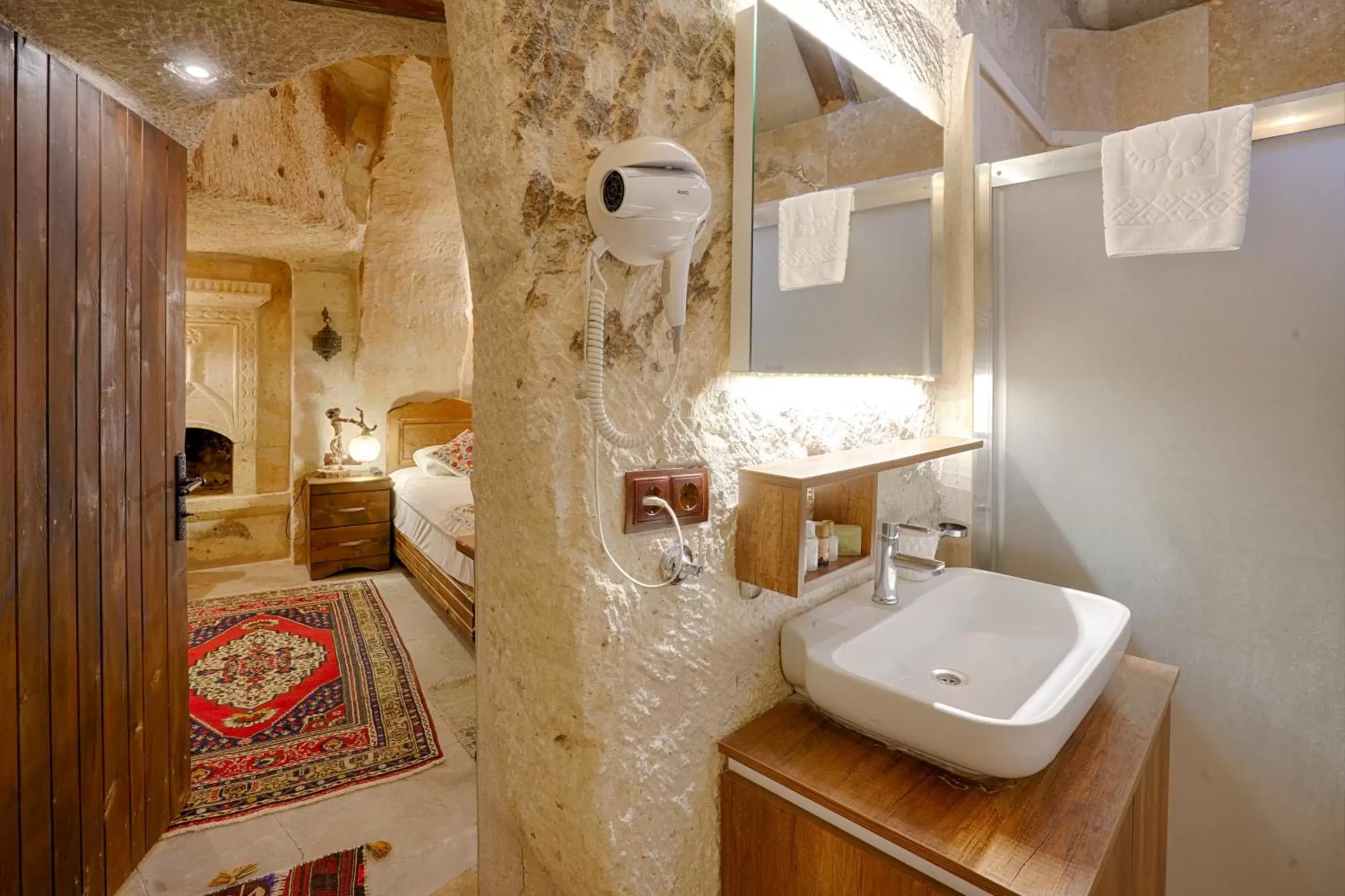 Bathroom in Tulip Cave Suites