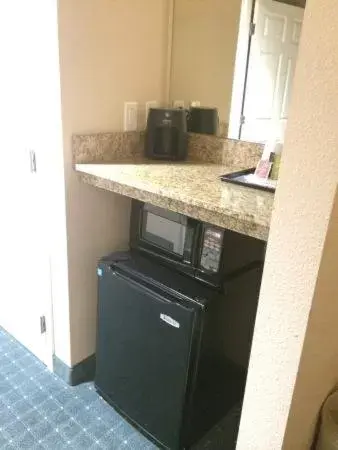 Coffee/tea facilities, Kitchen/Kitchenette in Wingate by Wyndham Richmond Short Pump