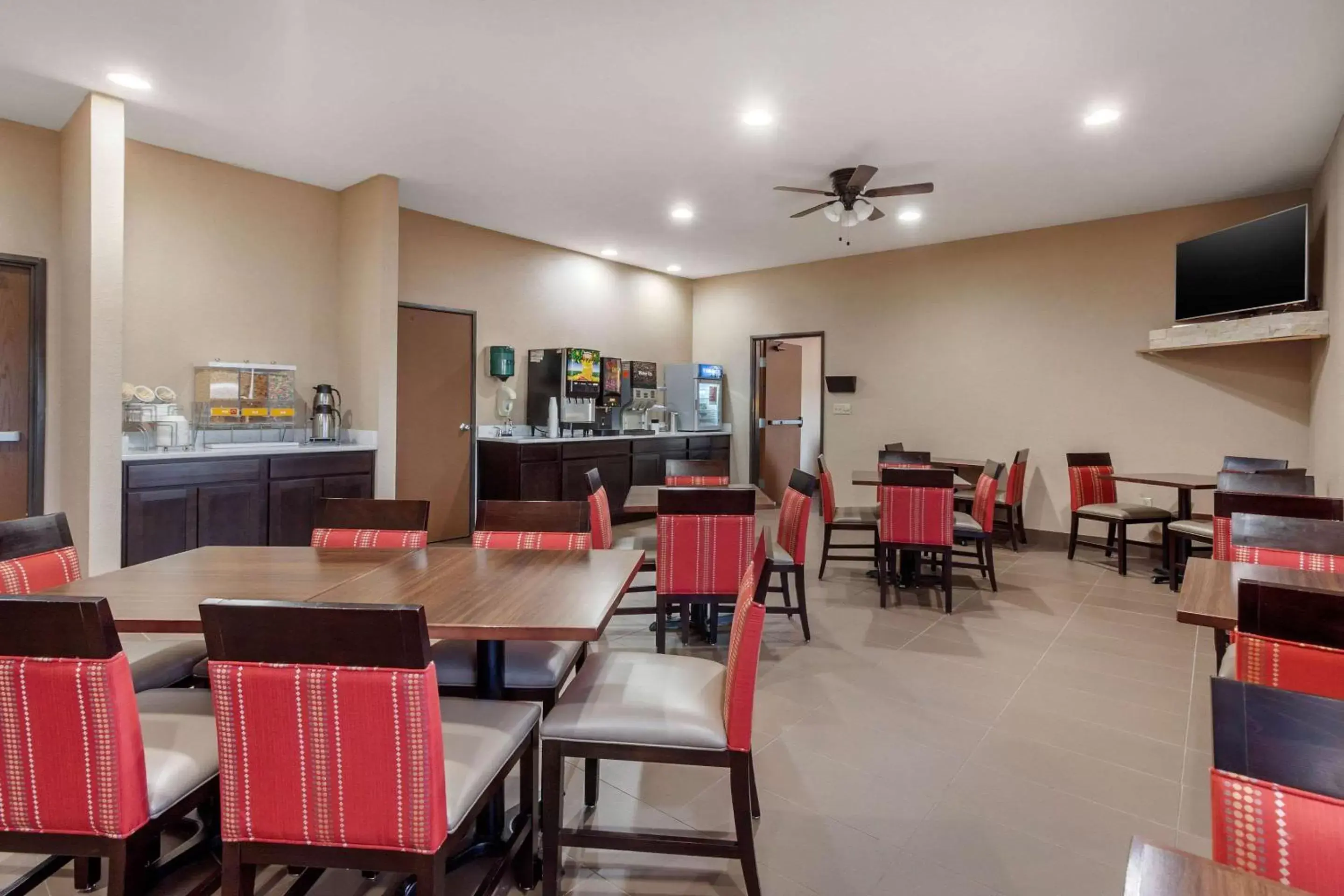 Breakfast, Restaurant/Places to Eat in Comfort Suites Omaha East-Council Bluffs
